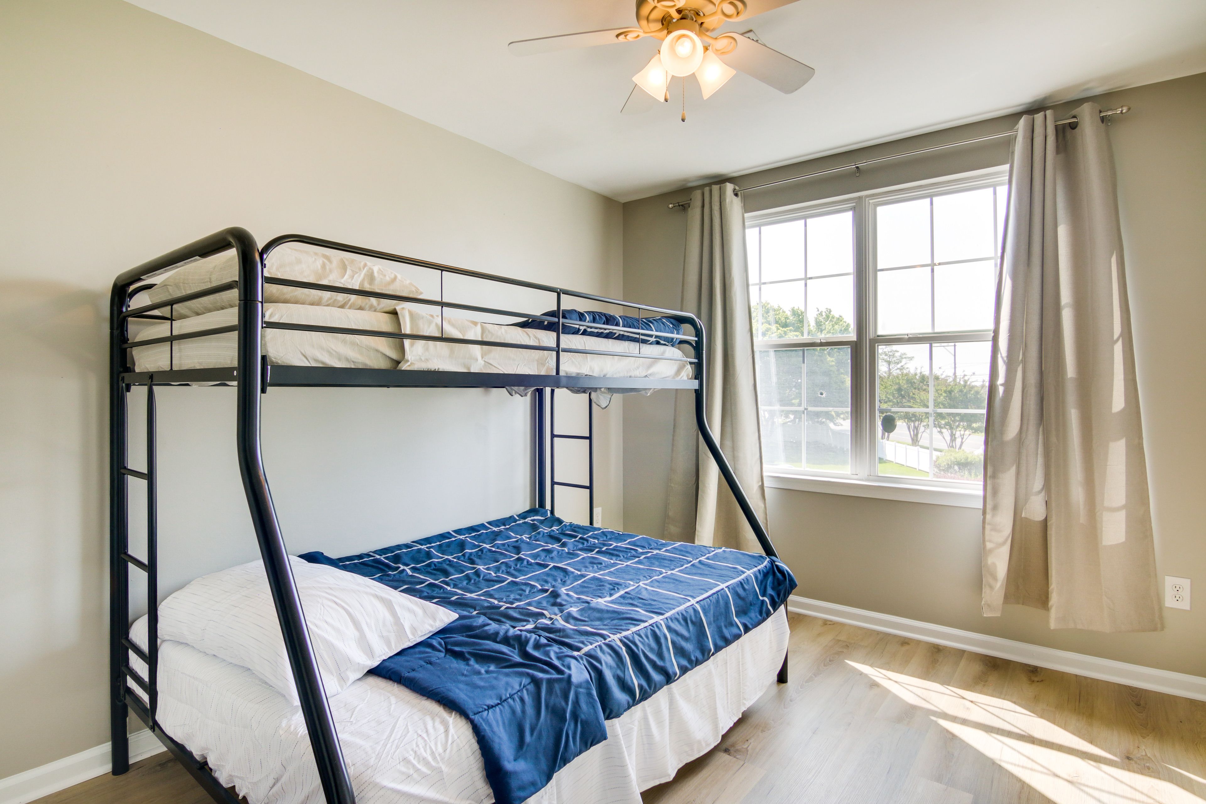 Bedroom 4 | Twin/Full Bunk Bed