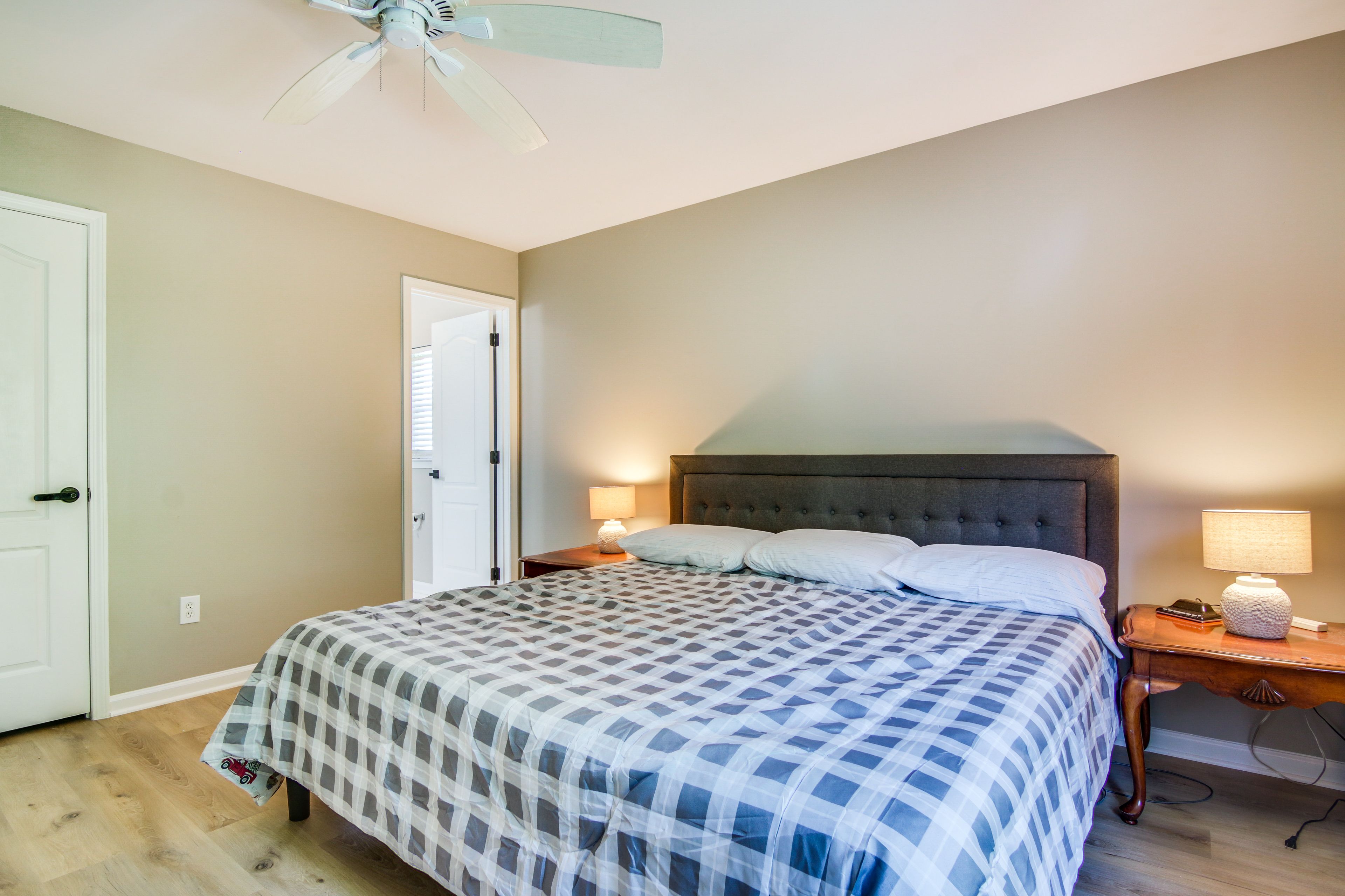 Bedroom 2 | King Bed | Work Desk