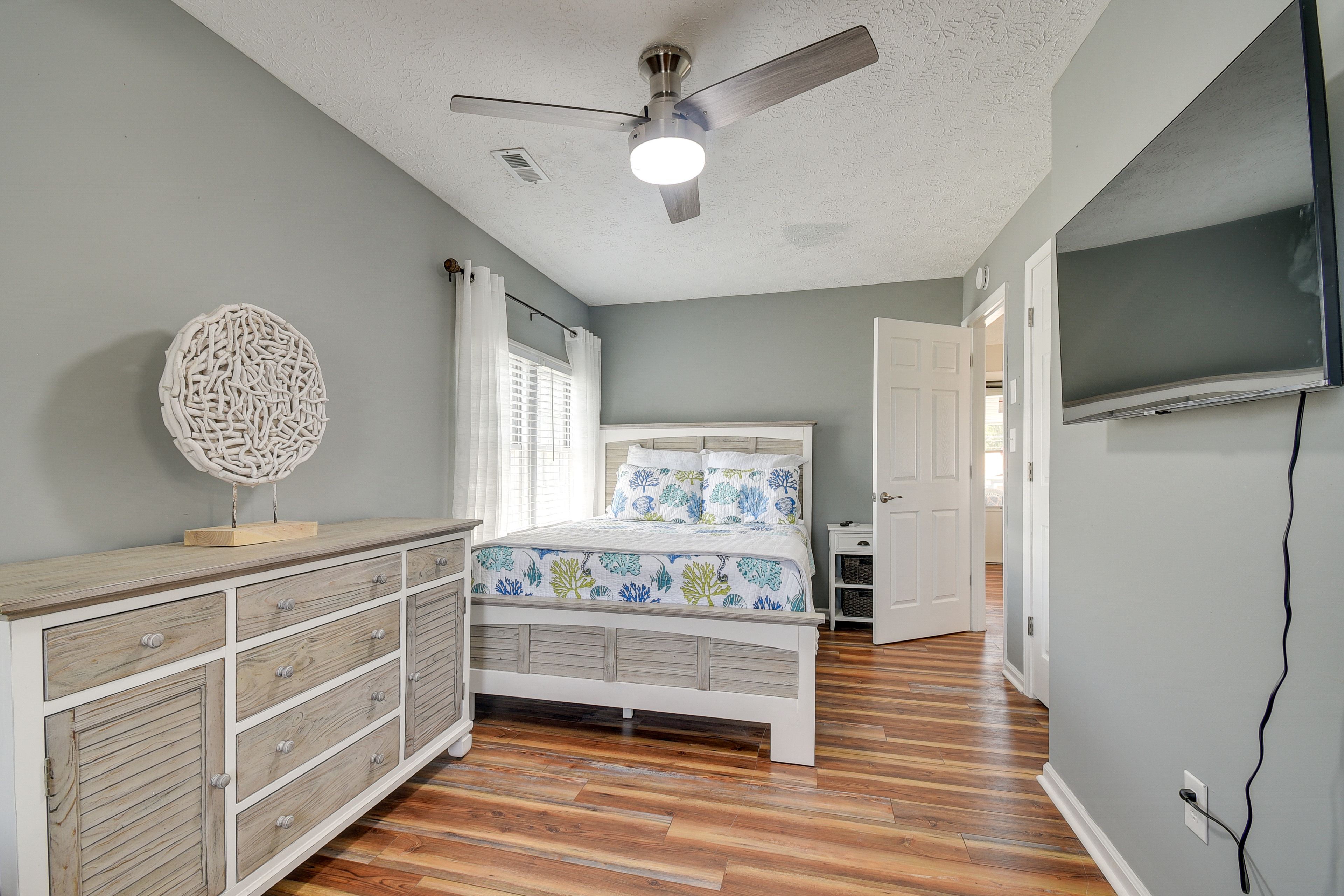 Bedroom 1 | Queen Bed | 2nd Floor | Smart TV