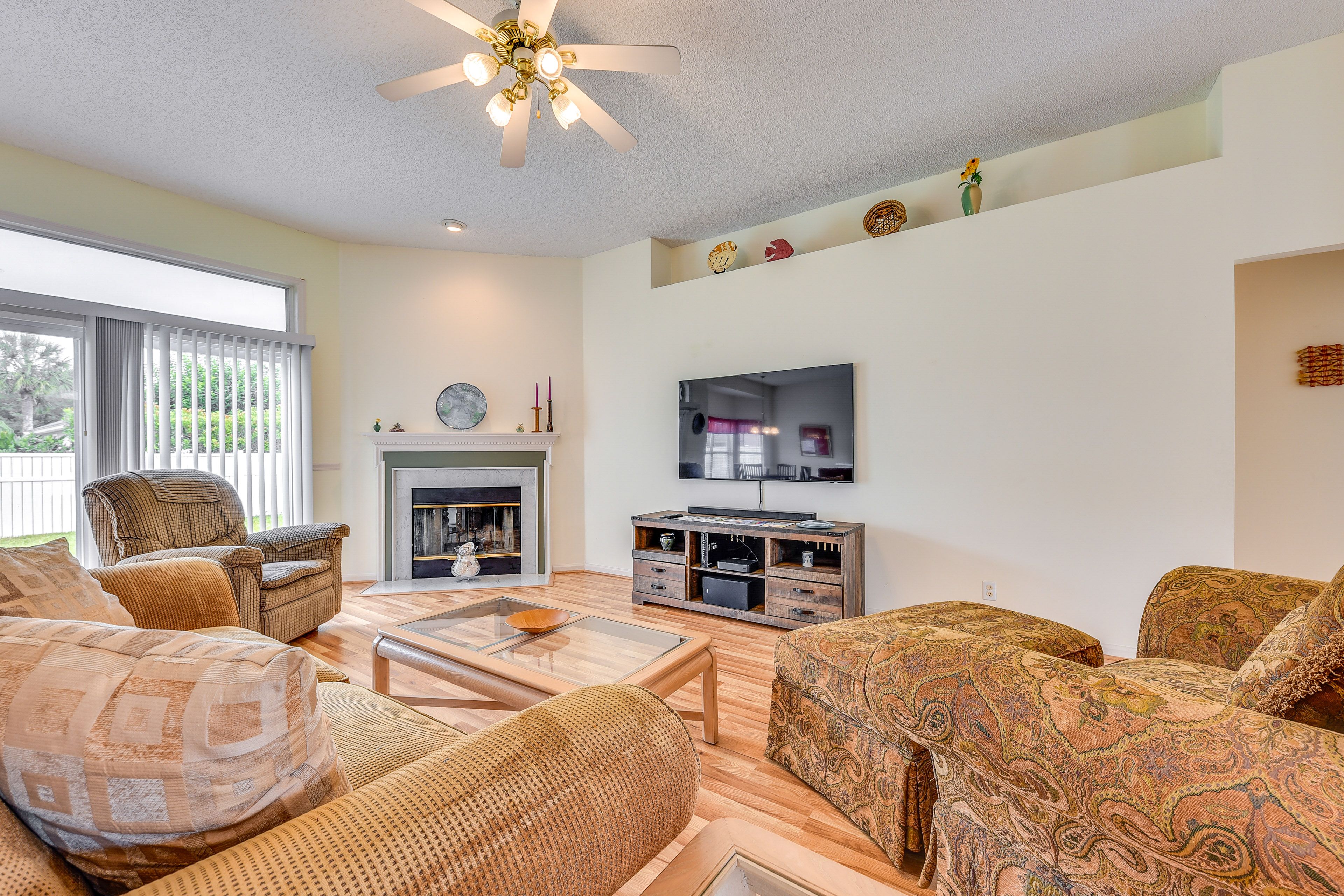 Living Room | Free WiFi | Central A/C | Smart TV