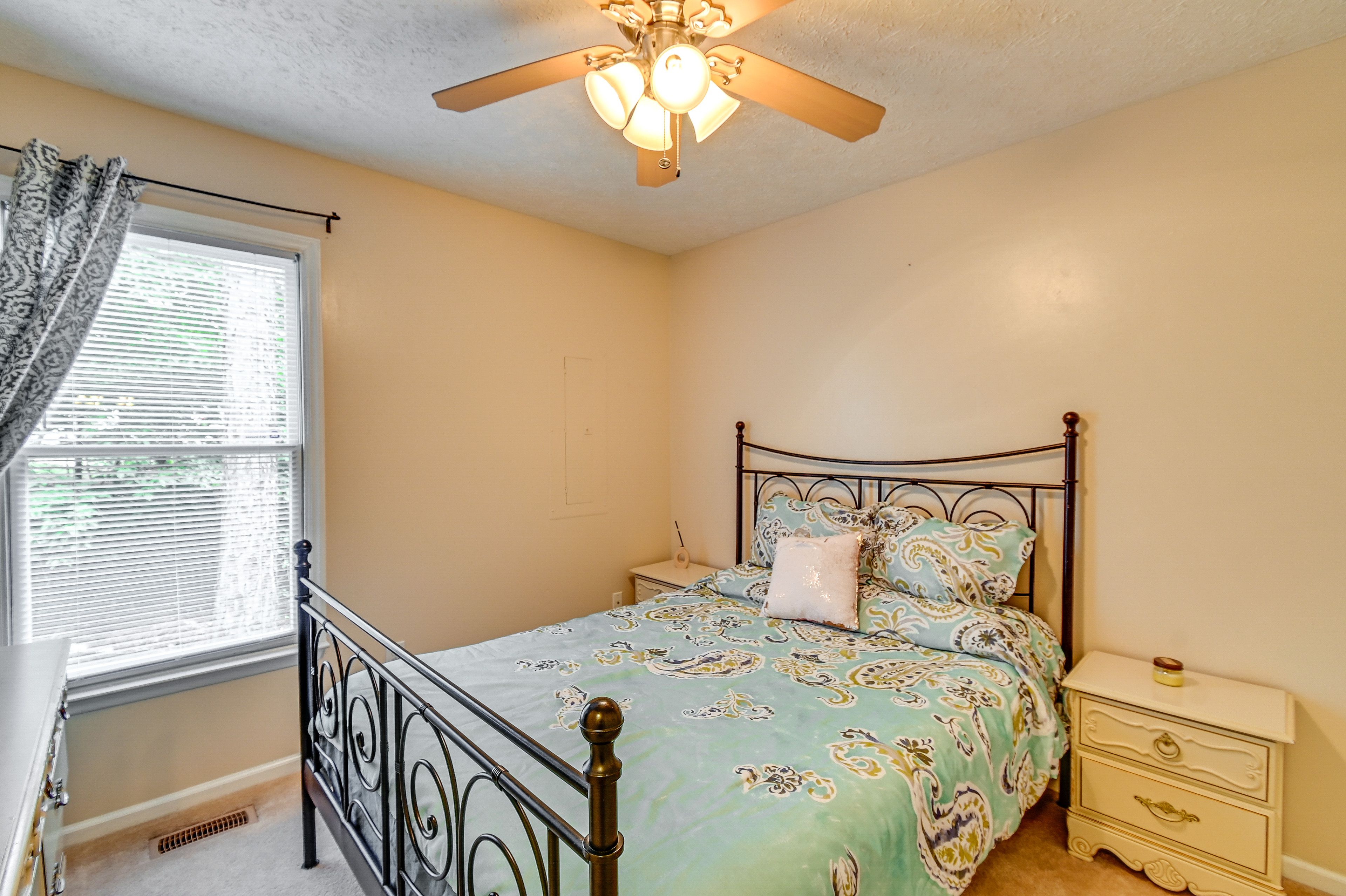 Bedroom 2 | Queen Bed | Smart TV