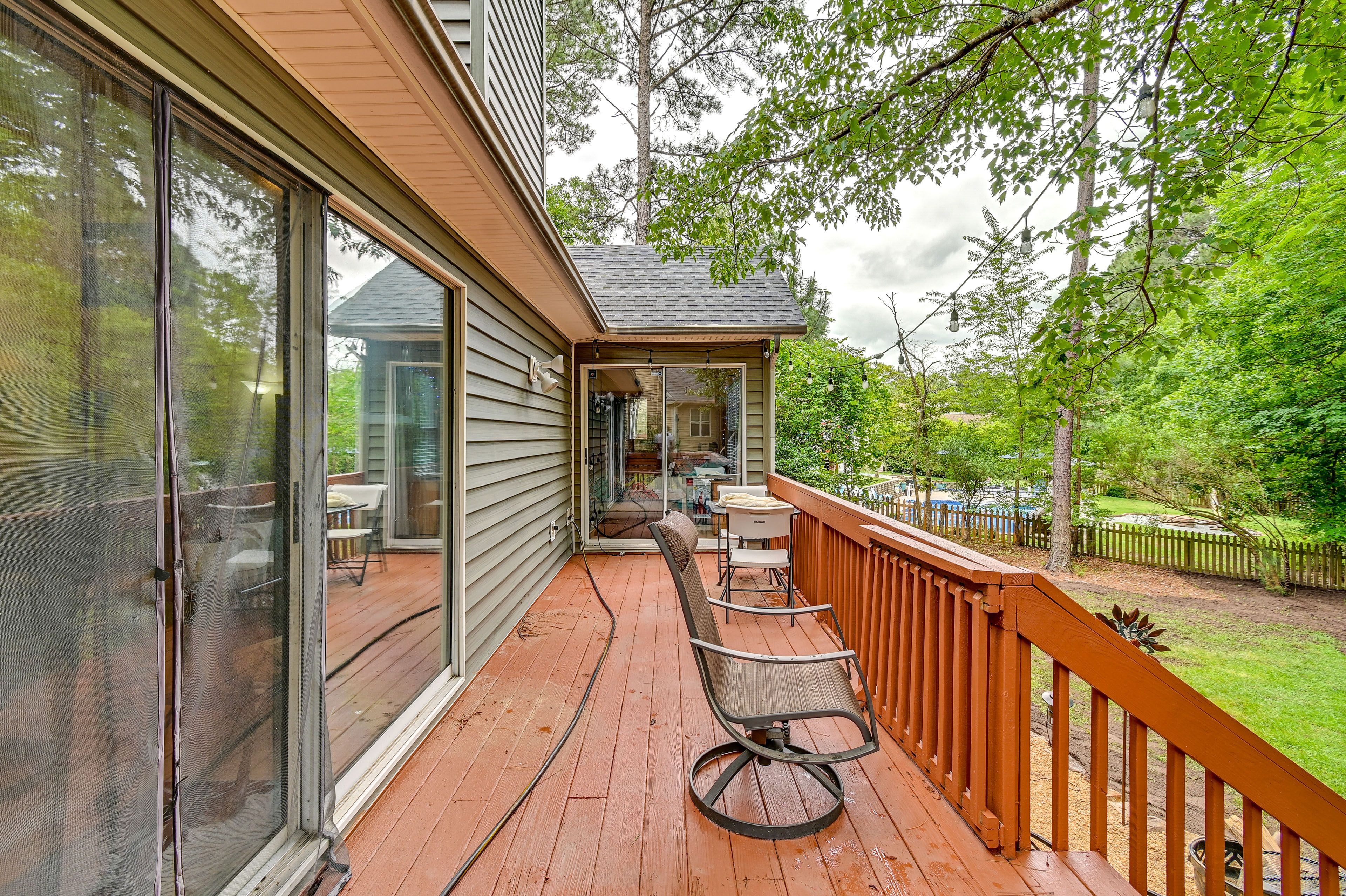 Deck | Outdoor Dining Area w/ Umbrella | Grills