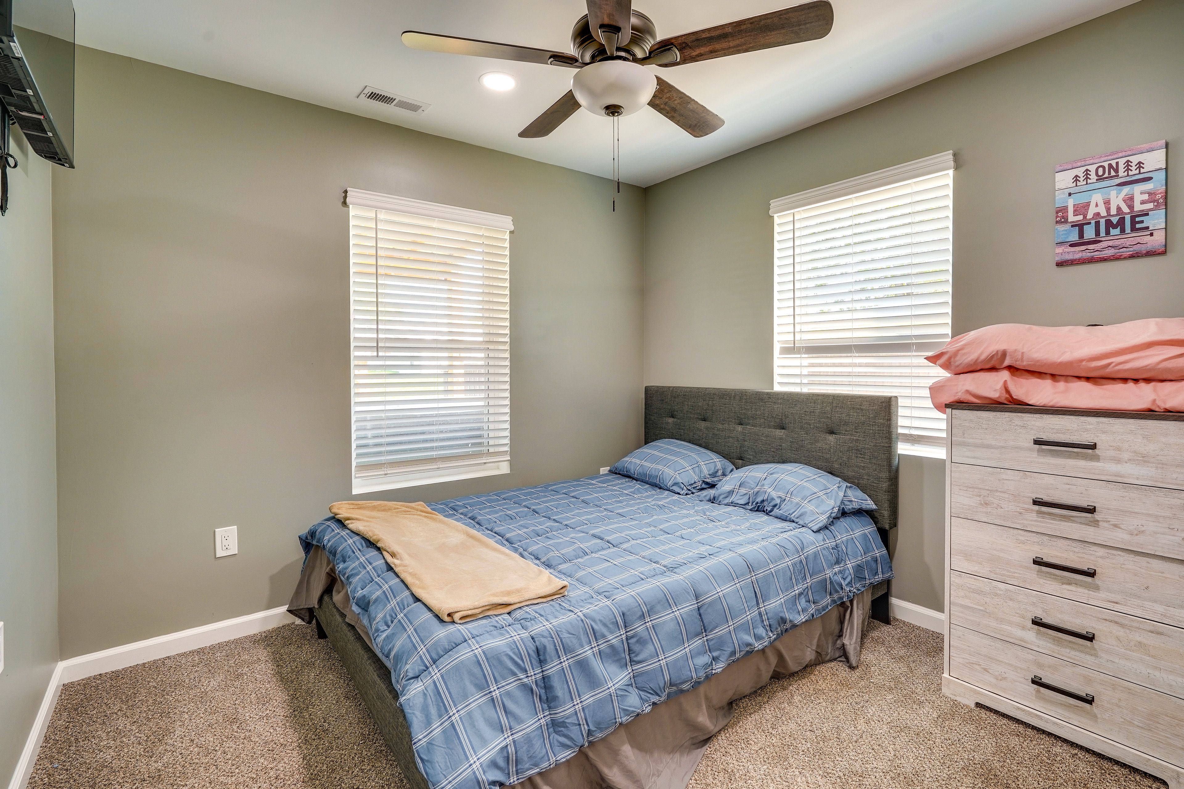 Bedroom 1 | Queen Bed | Smart TV