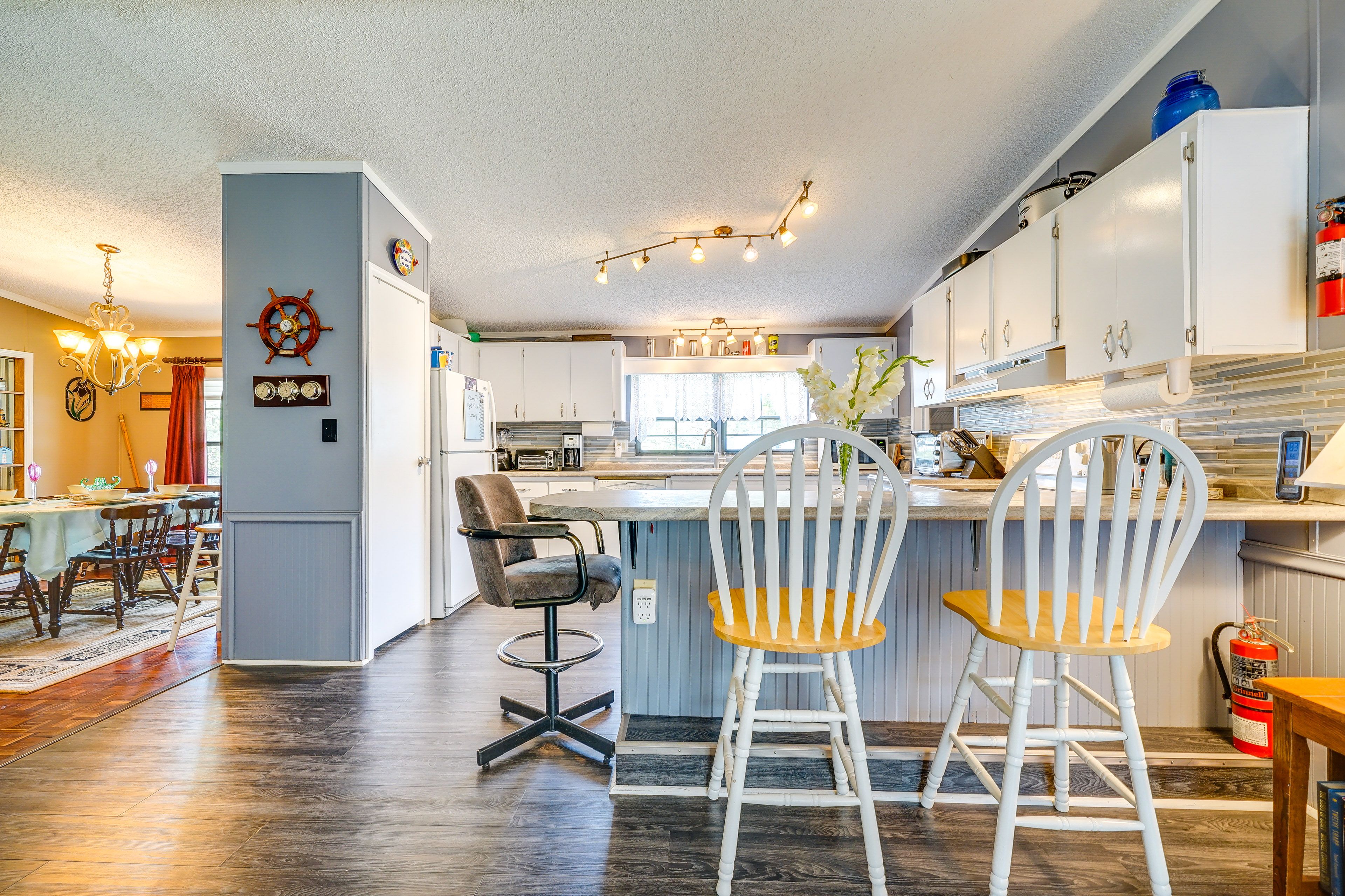 Breakfast Bar | Coffee Maker | Air Fryer | Ice Maker | Paper Towels
