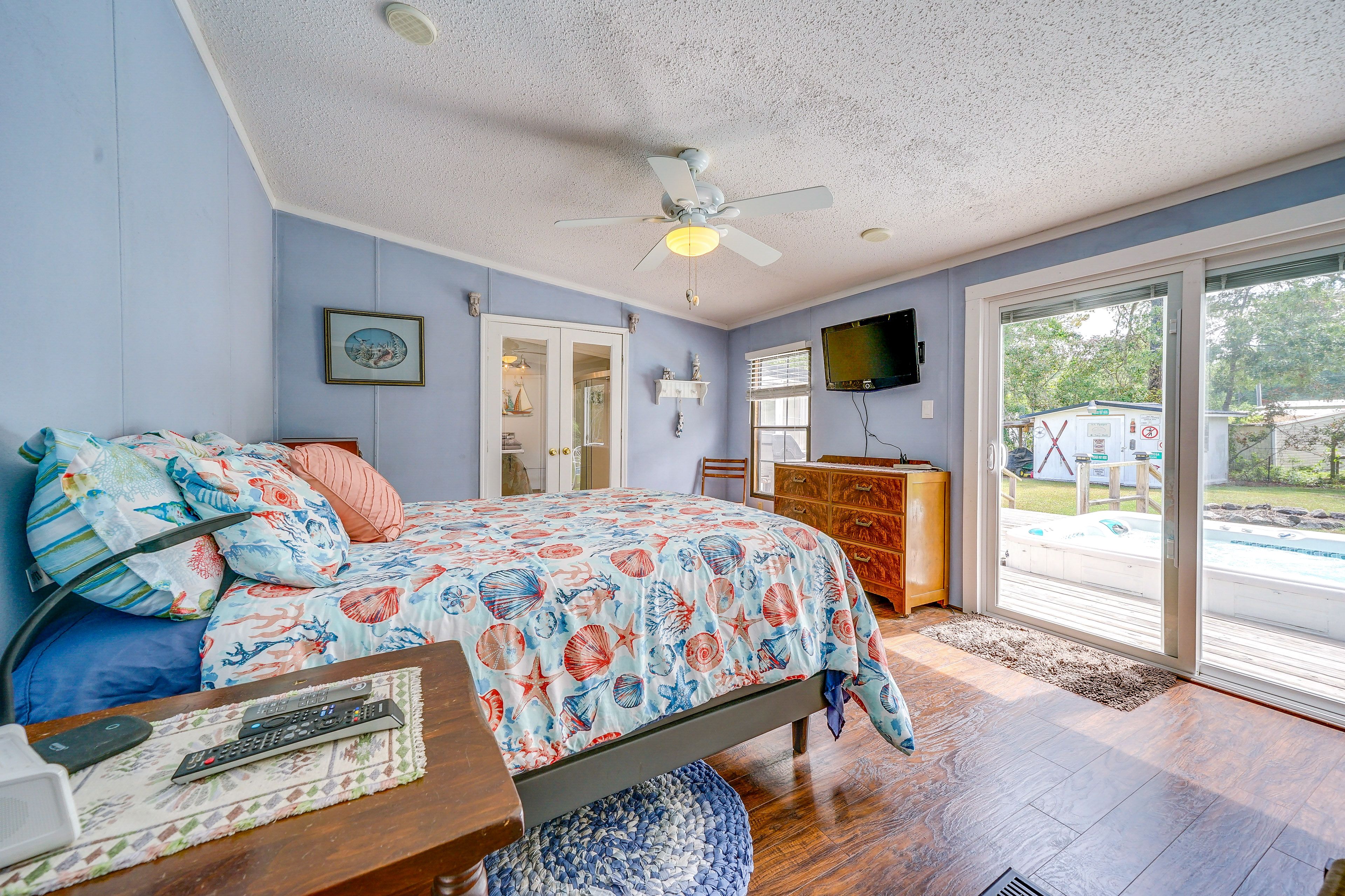 Bedroom 1 | Queen Bed