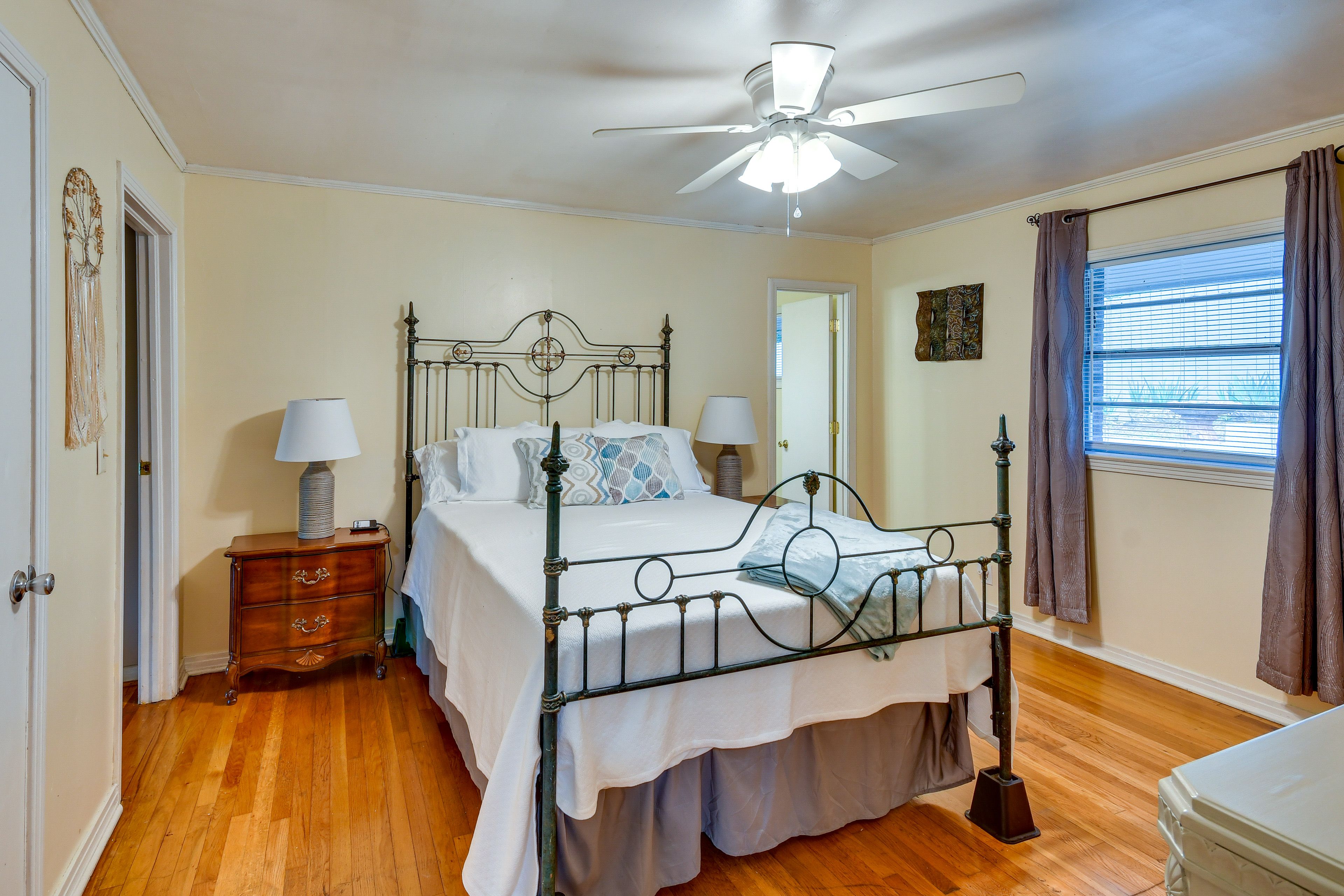 Bedroom 2 | Queen Bed on Adjustable Frame w/ Remote