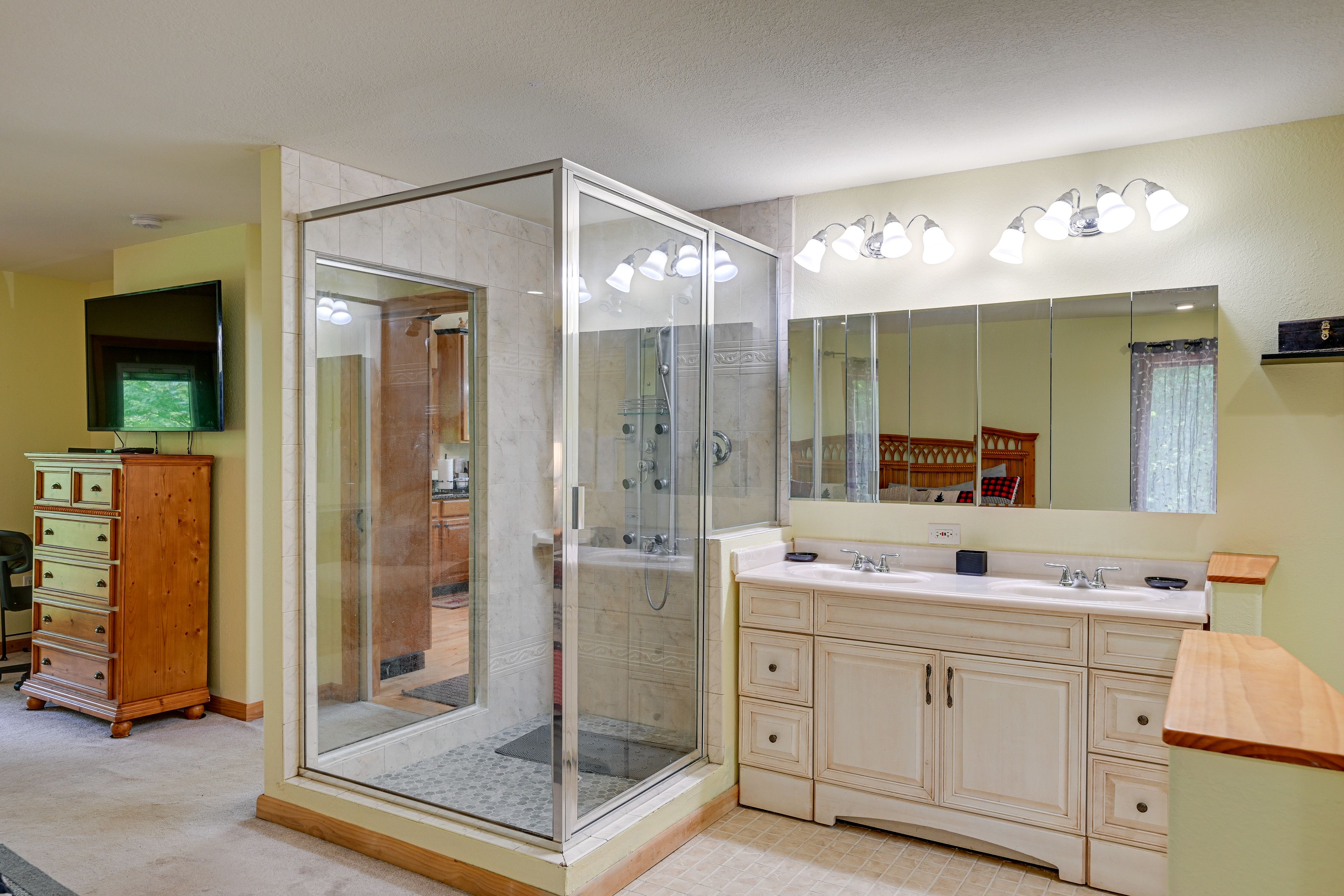 En-Suite Bathroom | Hair Dryer | Towels Provided