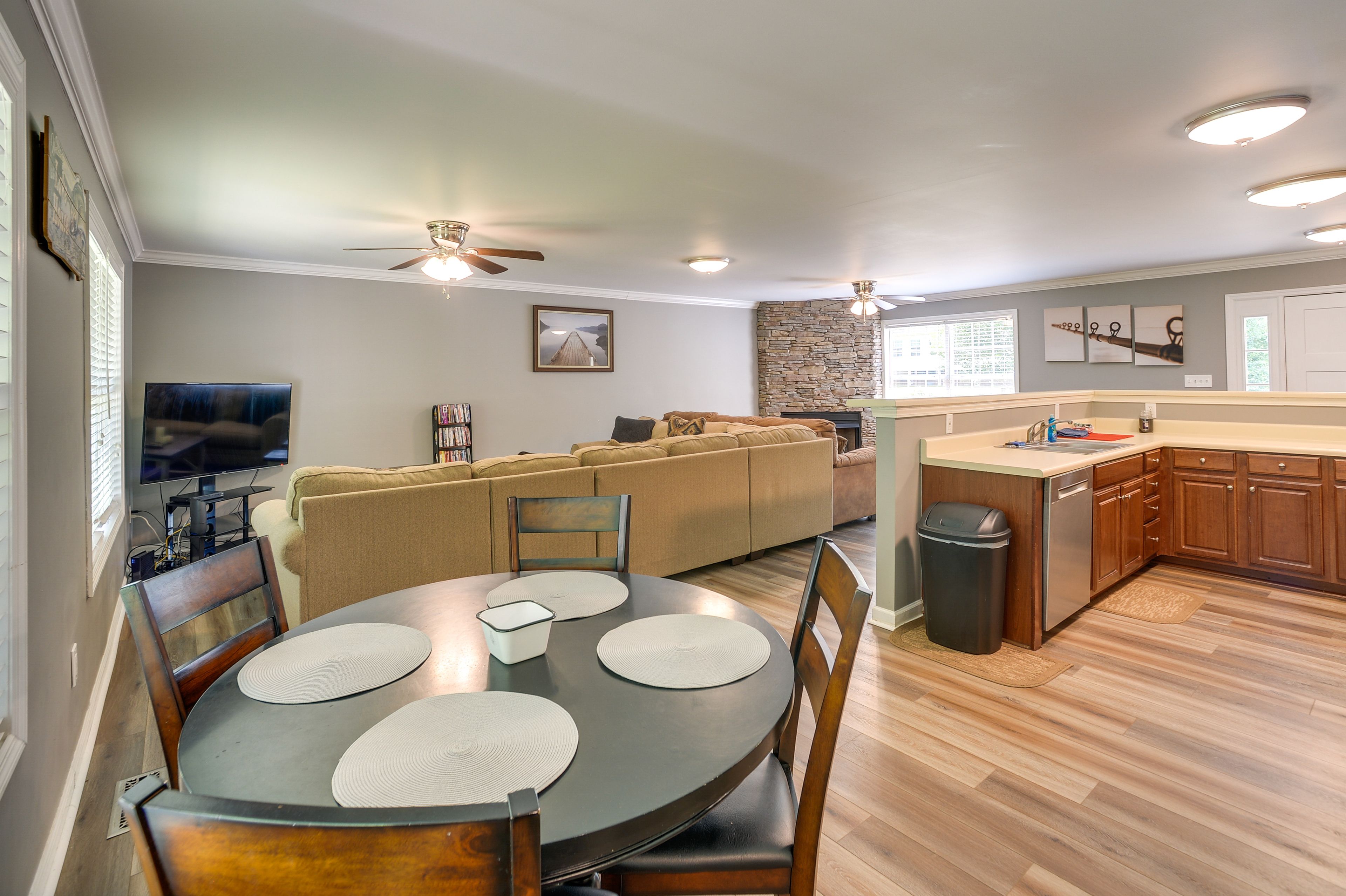 Dining Area | Dishware/Flatware Provided