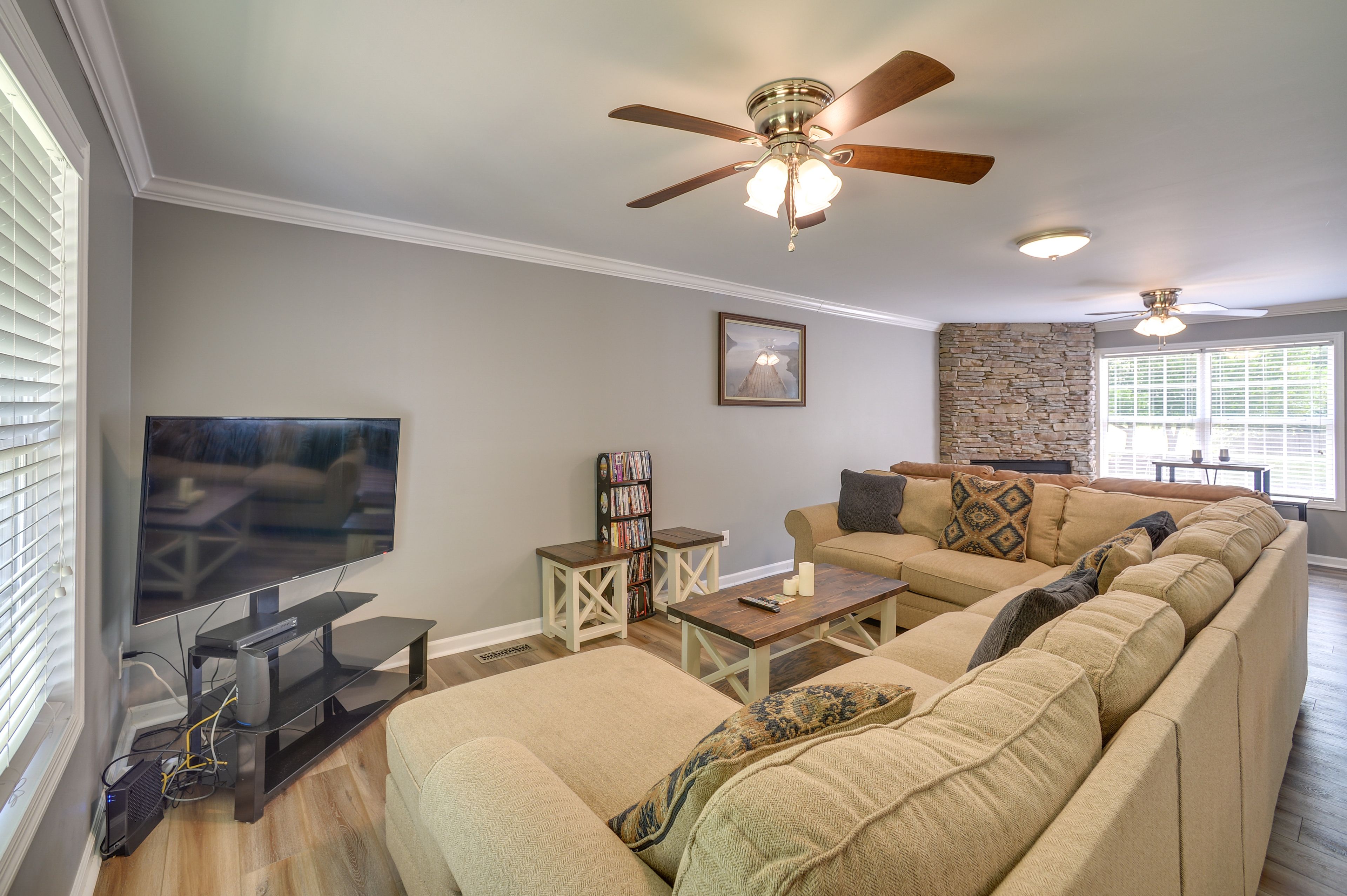 Living Room | Queen Sleeper Sofa | Free WiFi | Central A/C | Smart TV