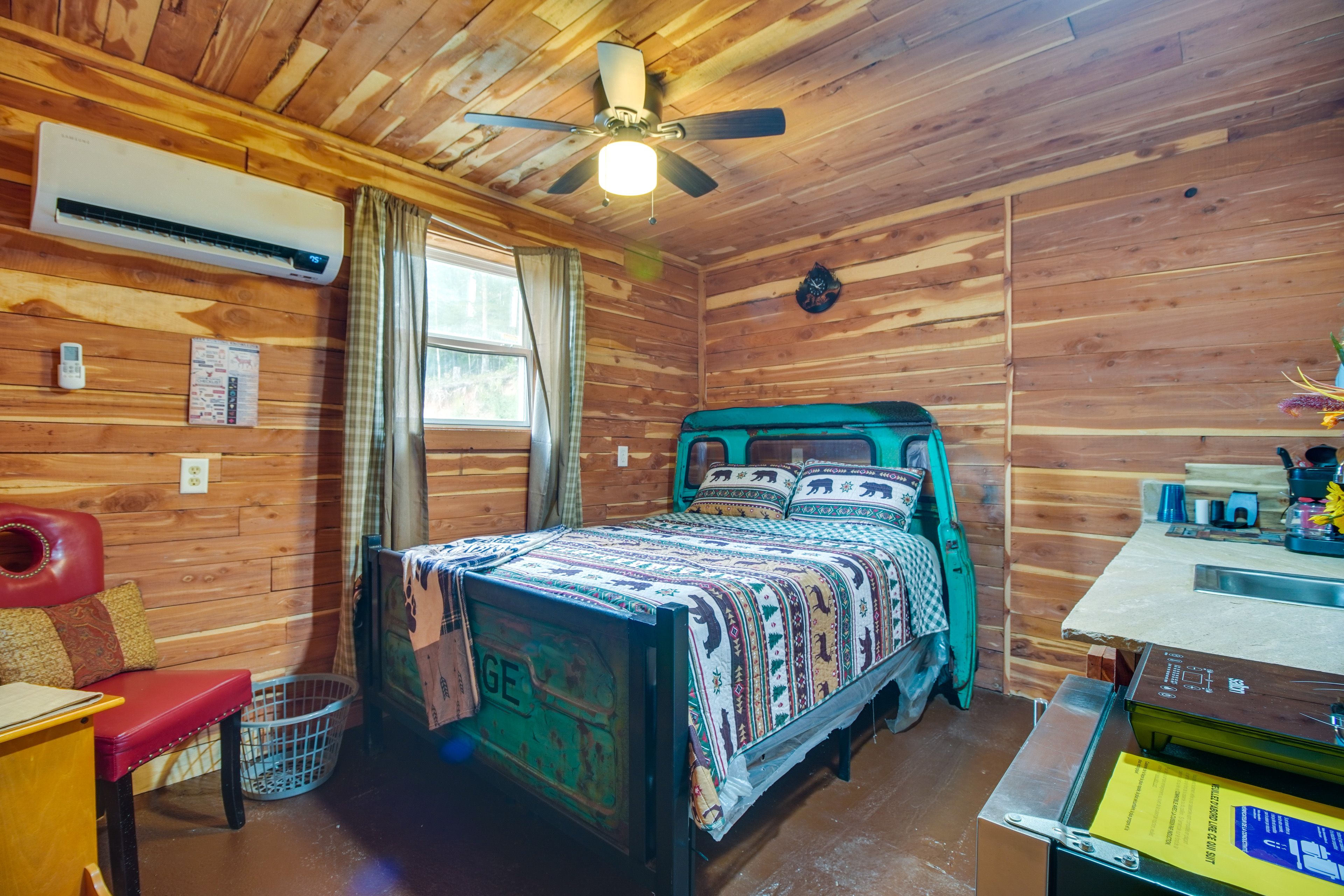Studio | Queen Bed | Free WiFi