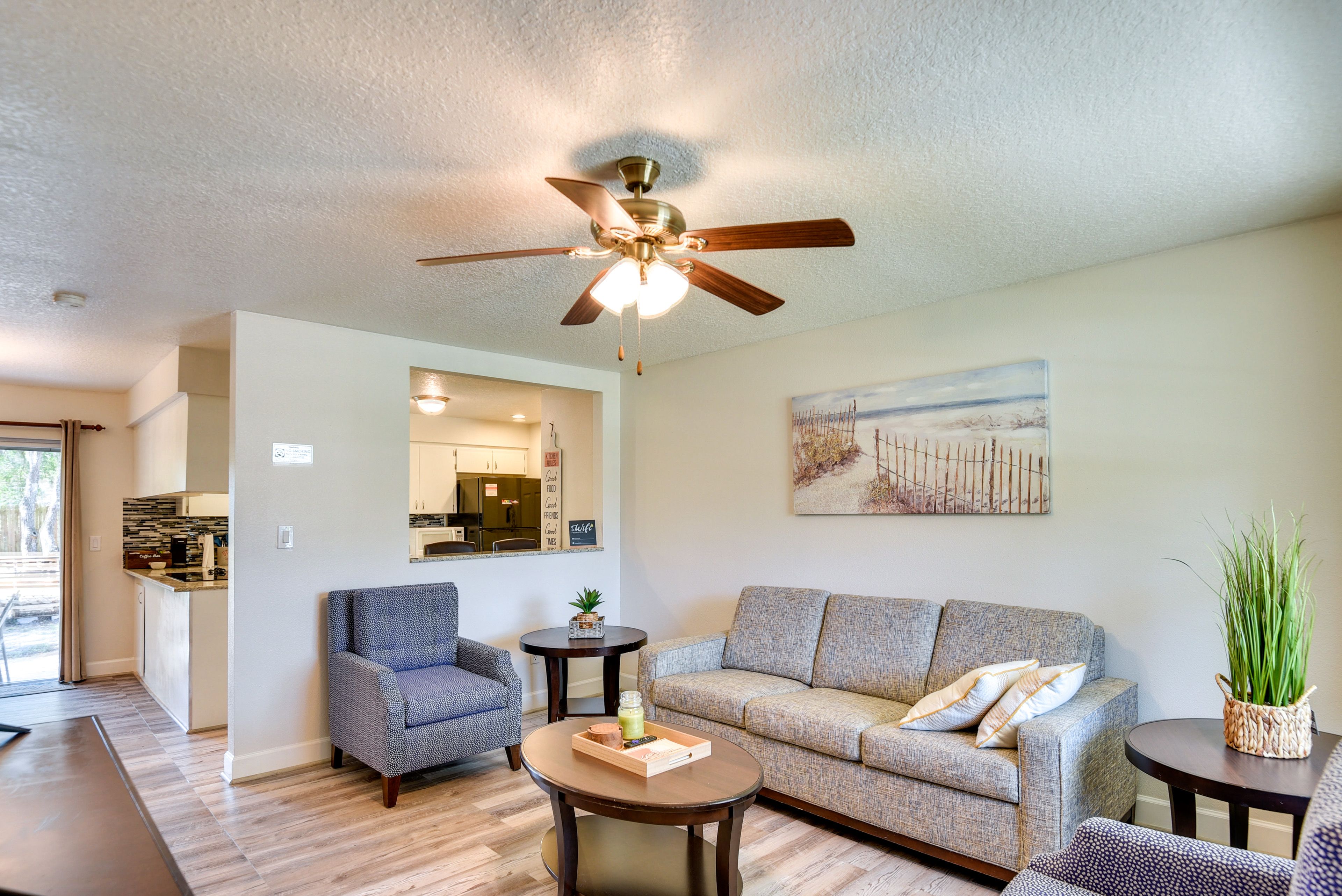 Living Room | Queen Sleeper Sofa | Free WiFi | Smart TV