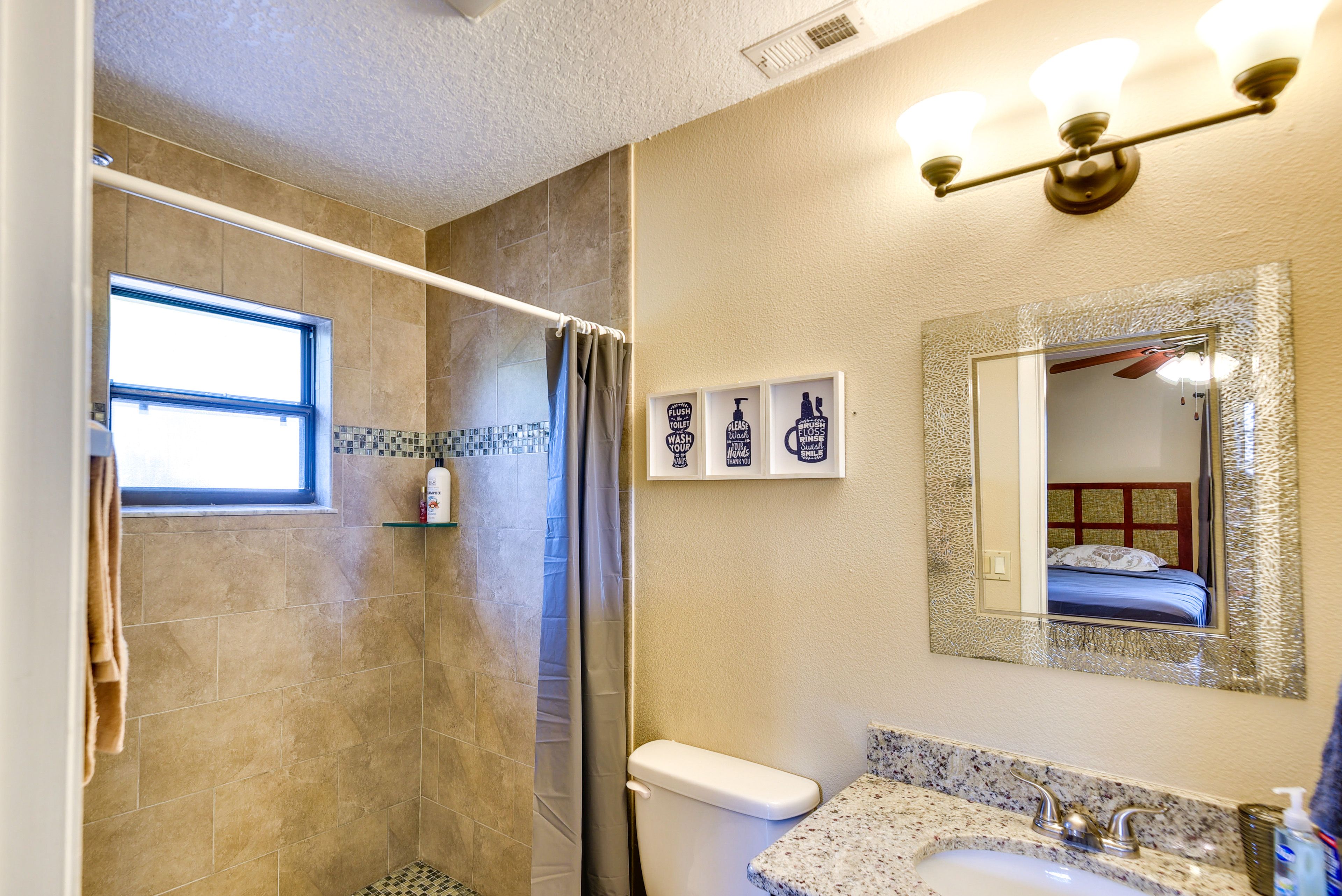 Full Bathroom | Towels Provided | Complimentary Toiletries