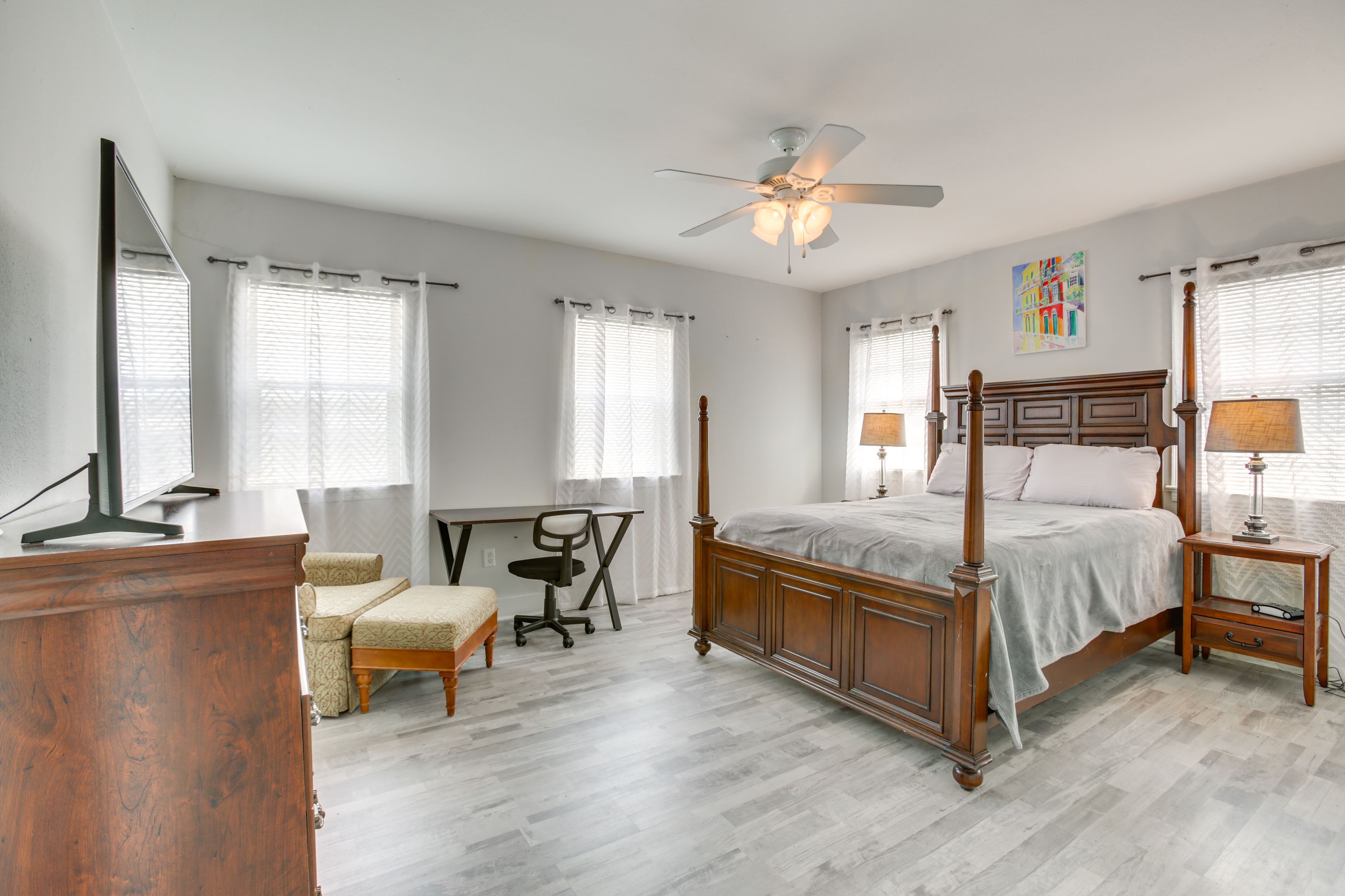 Bedroom 1 | 2nd Floor | Queen Bed | Smart TV | Desk | En-Suite Bathroom