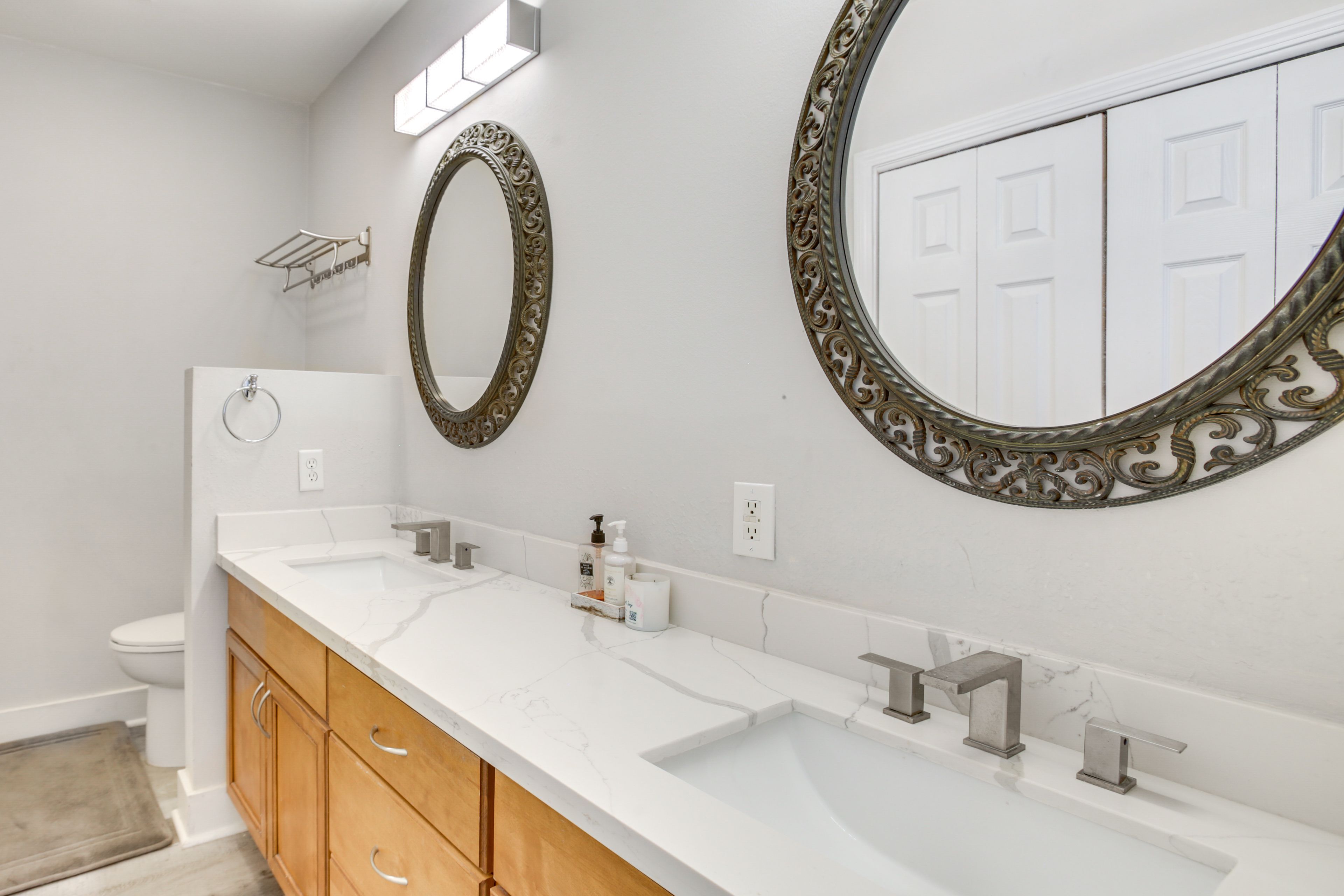Full Bathroom | 2nd Floor | Shower/Tub Combo | Towels Provided | Hair Dryer