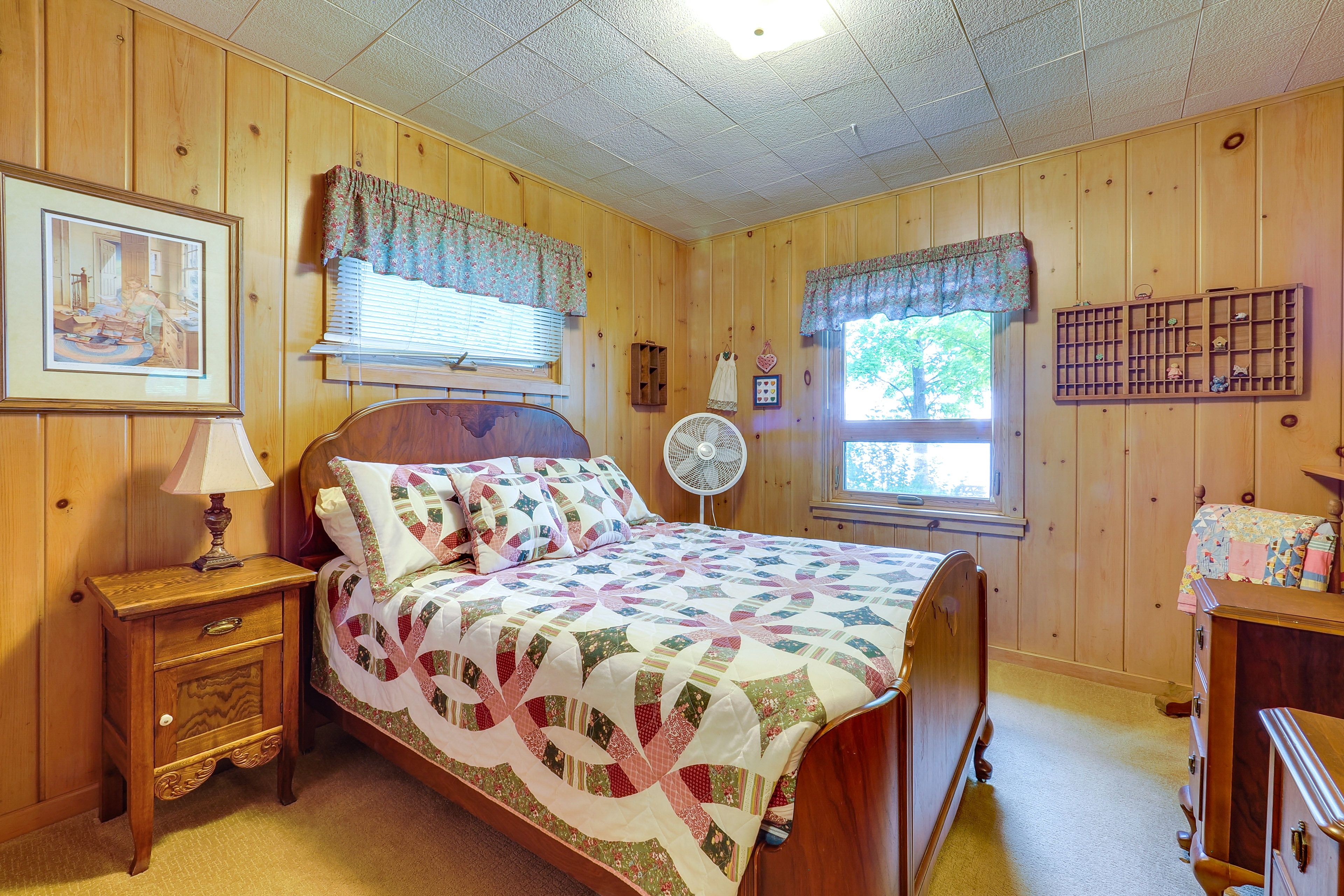 Bedroom 2 | Queen Bed