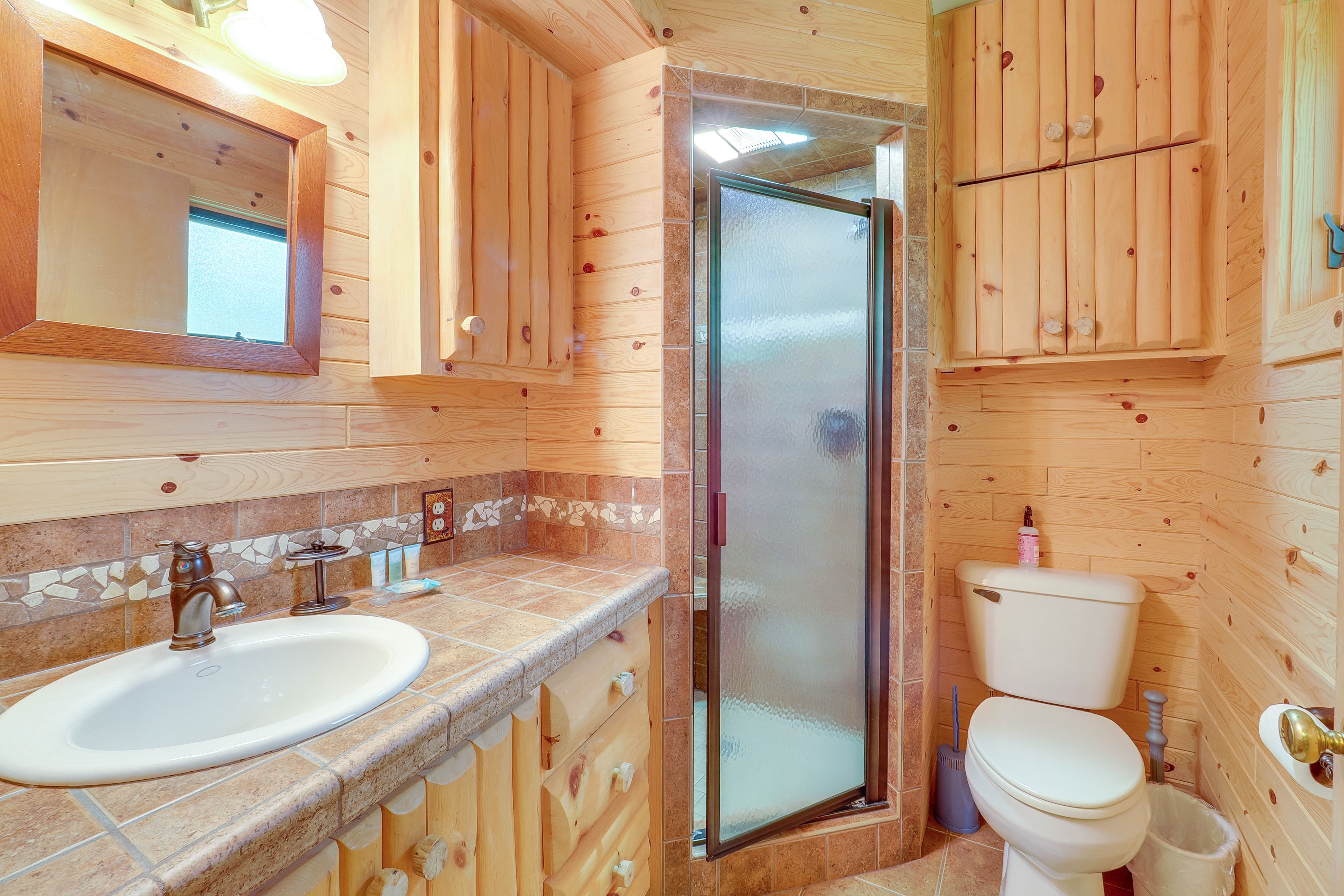 Full Bathroom | Towels Provided