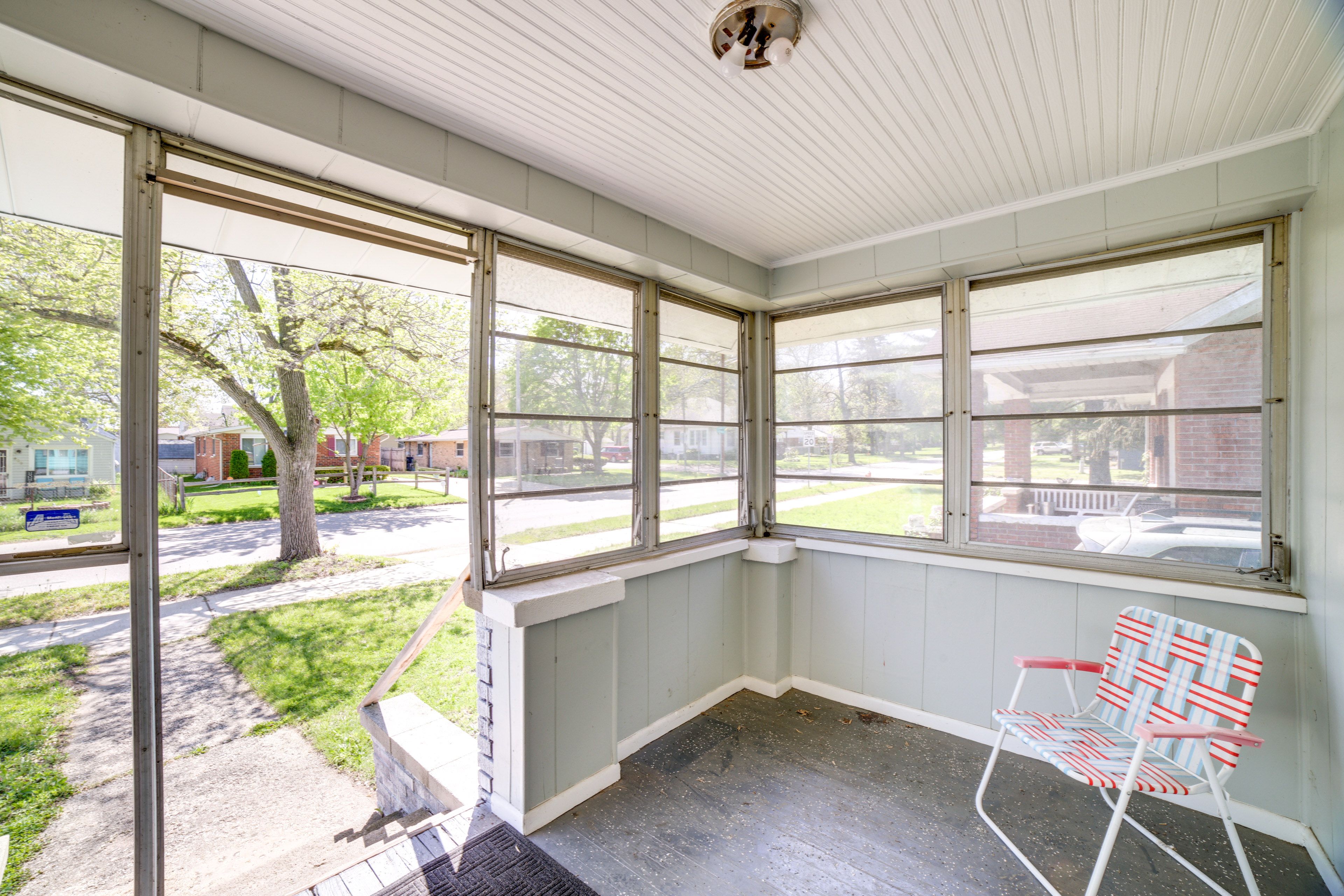 Screened-In Porch | Free WiFi