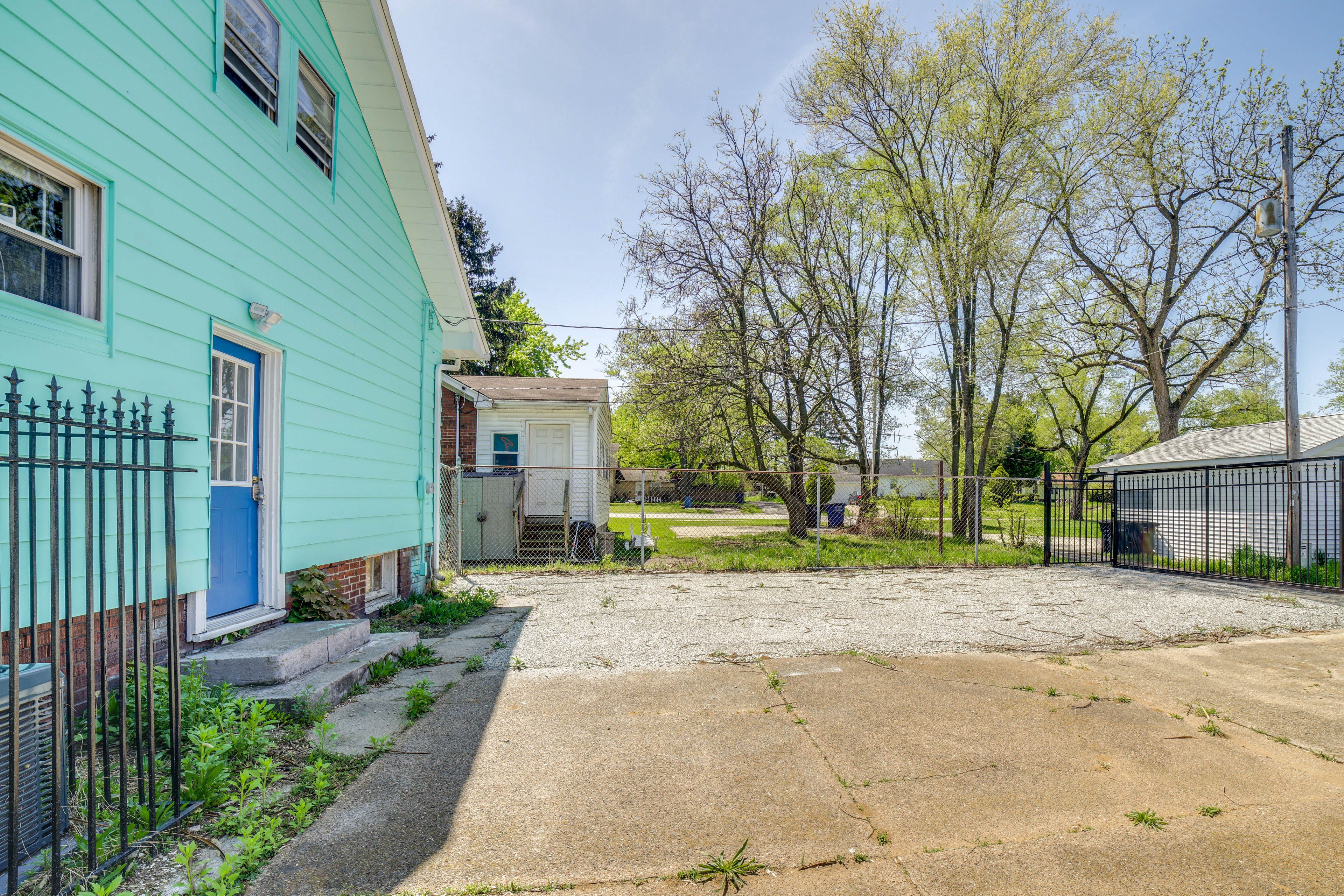 Parking | Driveway (2 Vehicles) | Street Parking (First-Come, First-Served)