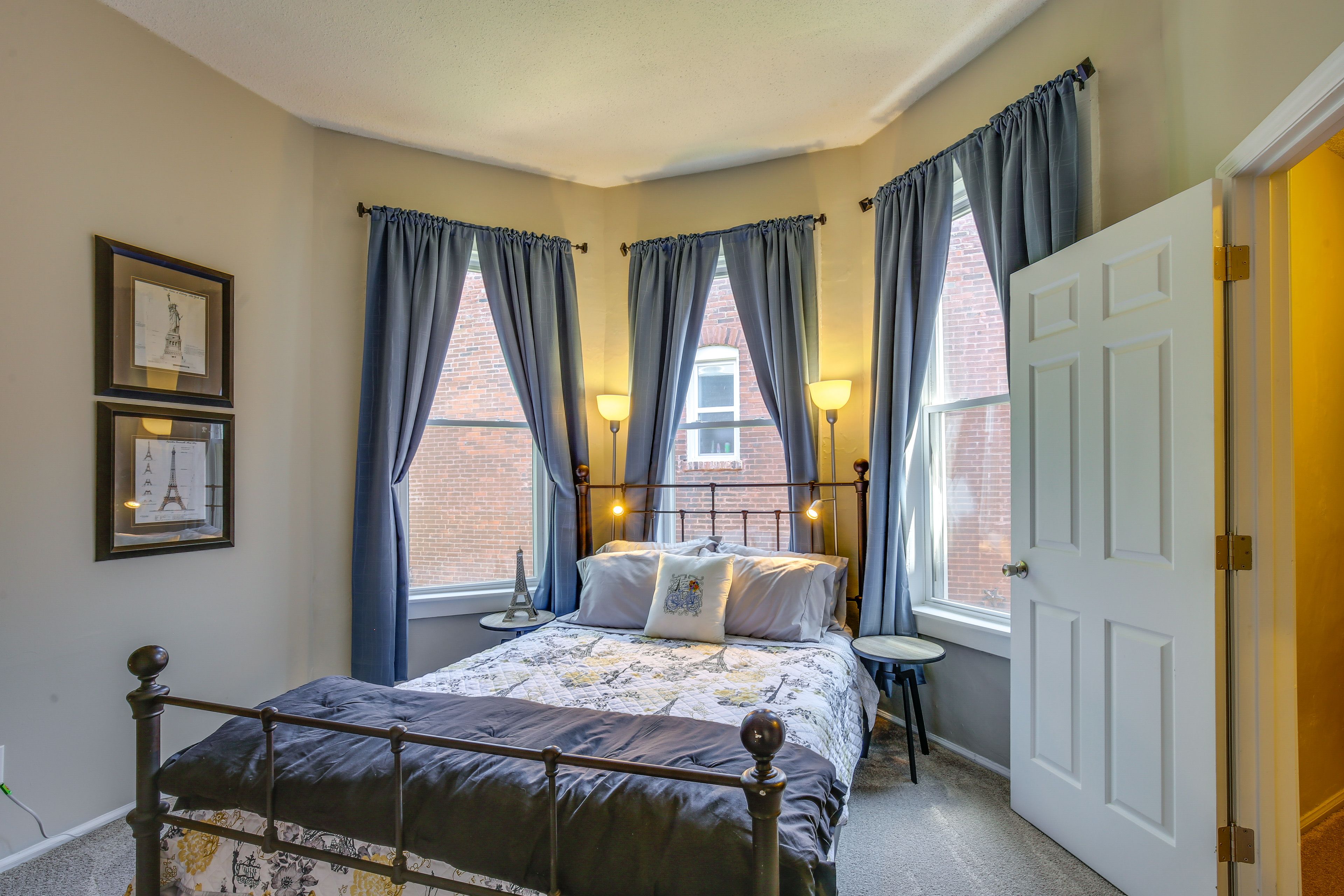Bedroom 1 | Queen Bed | Smart TV