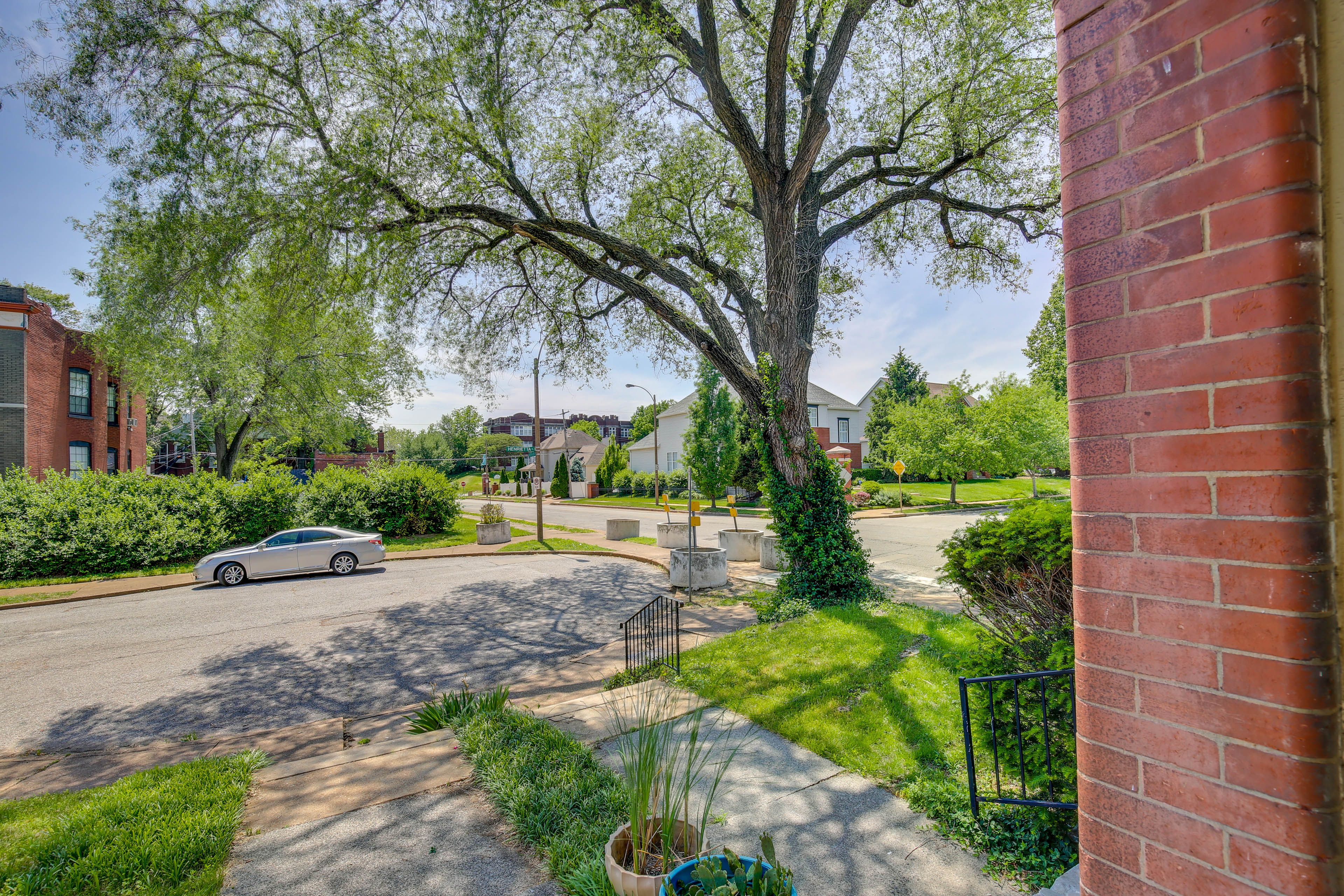 Parking | Driveway (1 Vehicle) | Free Street Parking