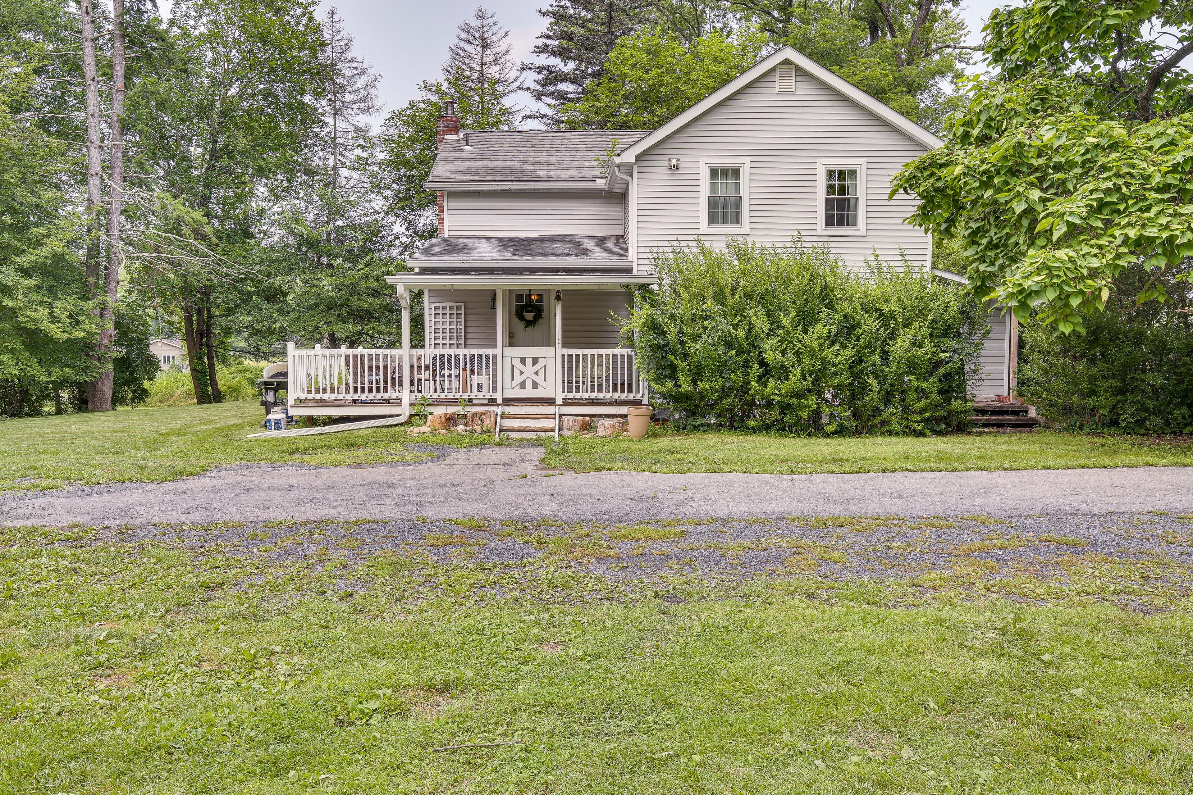 Driveway (5 Vehicles) | RV/Trailer Parking Allowed On-Site | Street Parking
