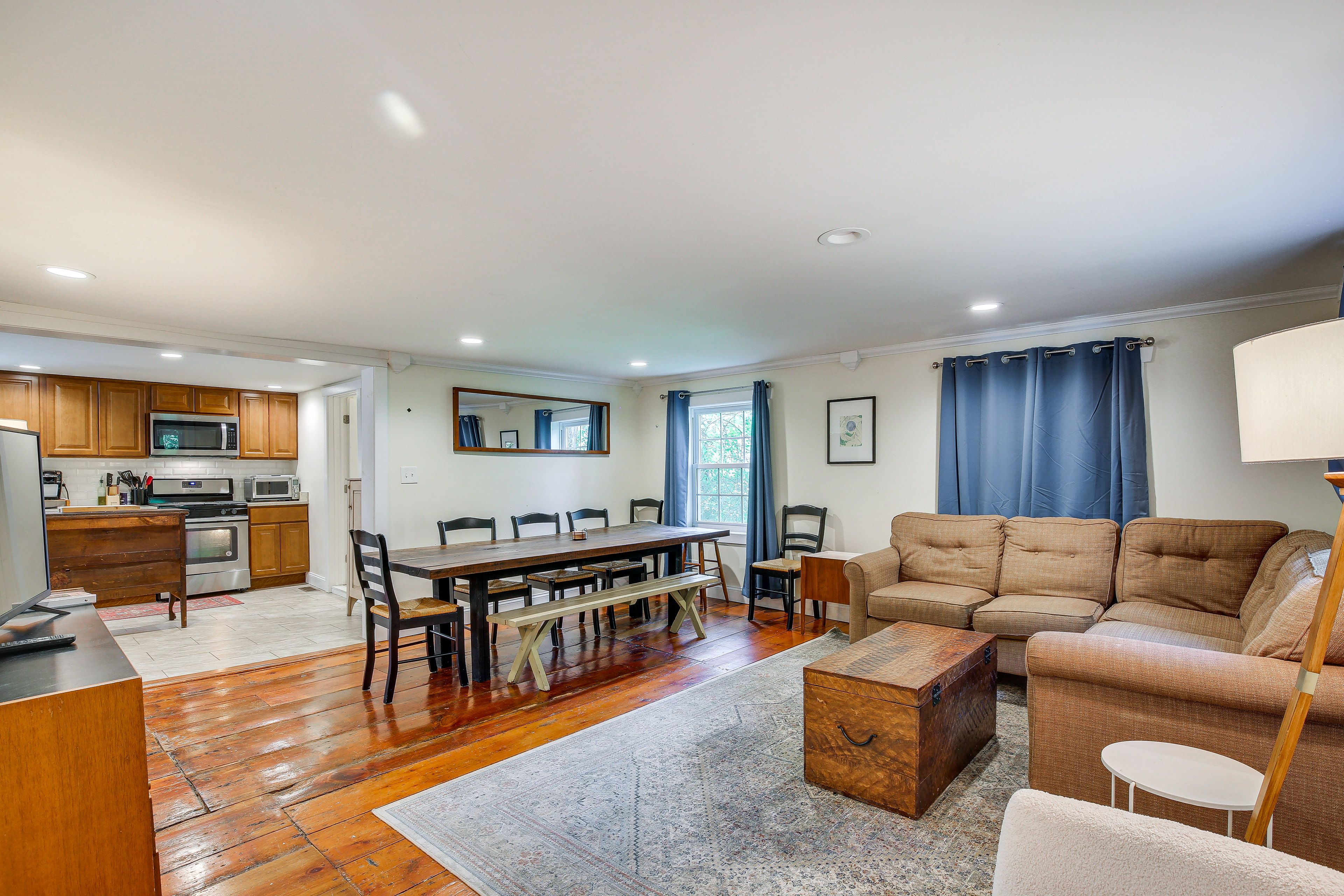 Living Room | Dining Area | 1st Floor | High Chair | Smart TV