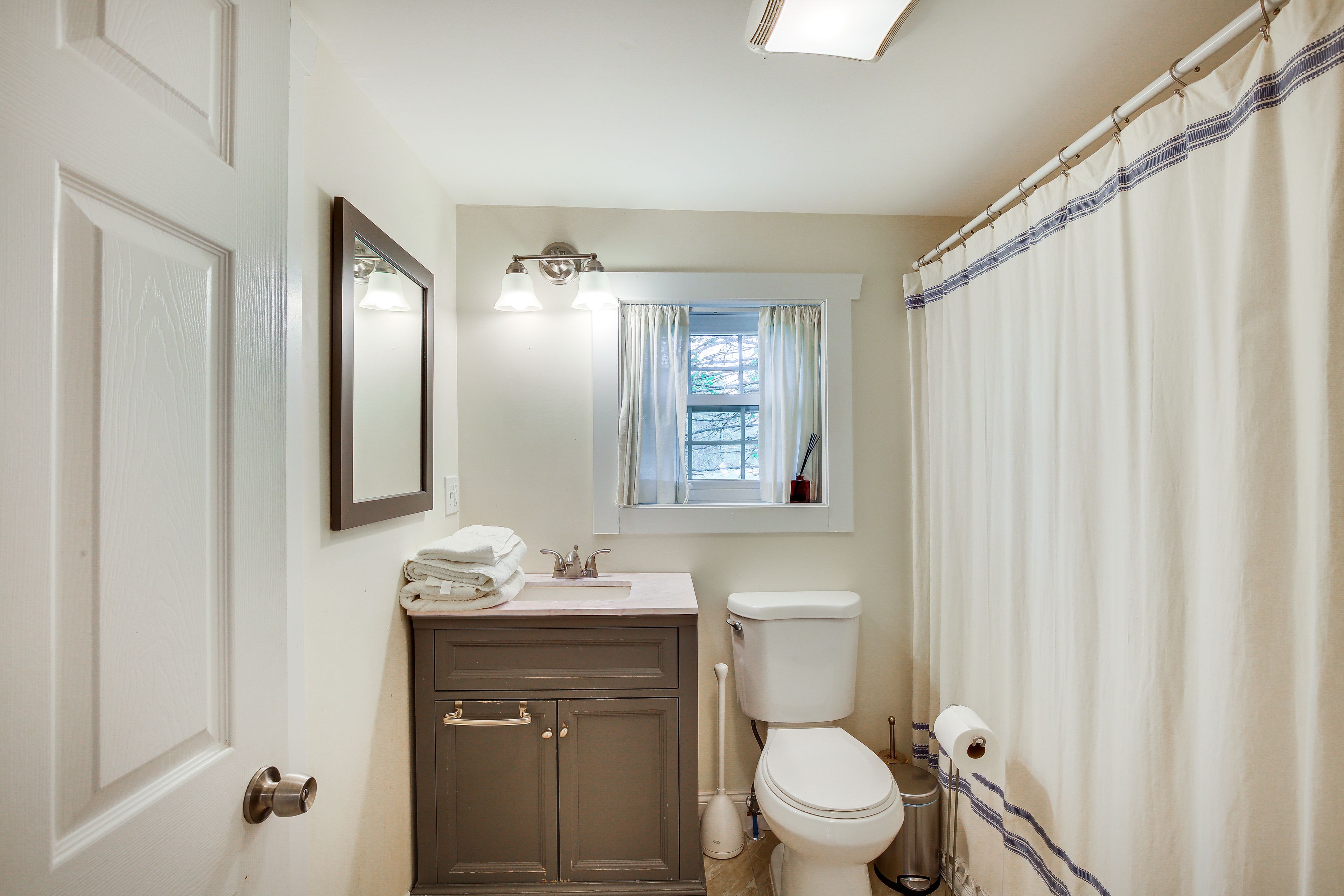 Full Bathroom | 1st Floor | Towels Provided