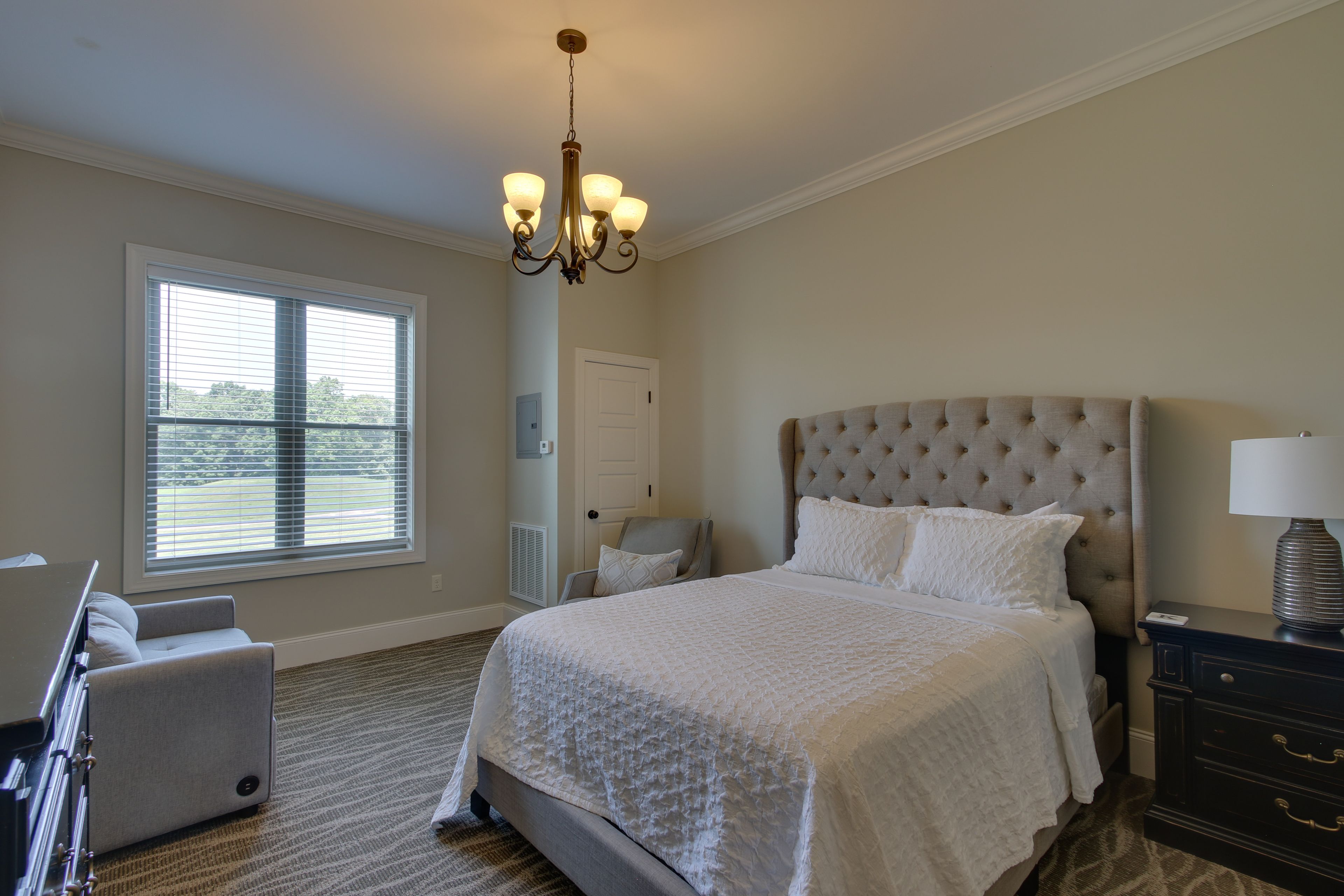 Studio | Queen Bed | Linens Provided