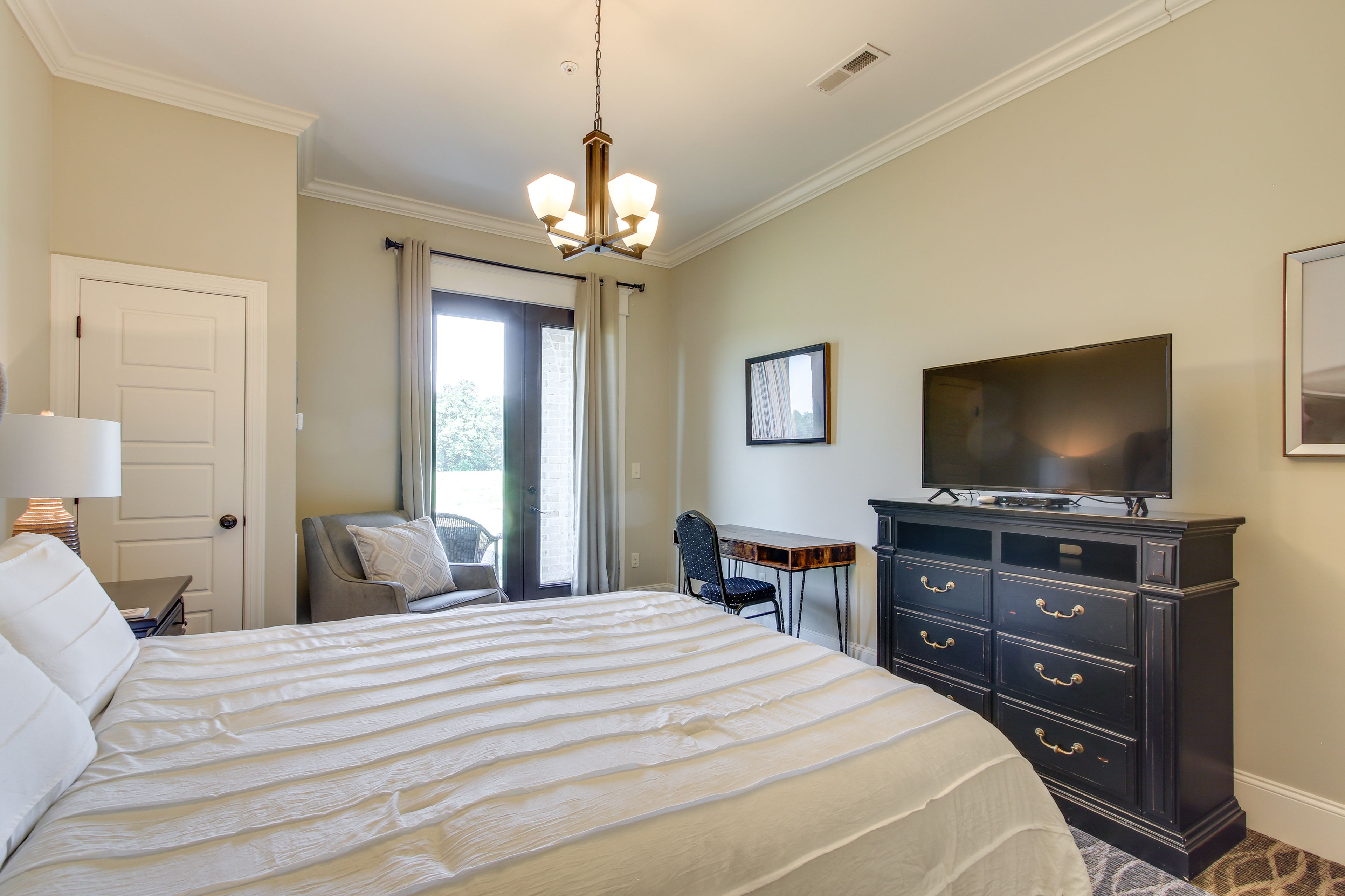 Studio | Smart TV w/ Cable | Central A/C & Heat