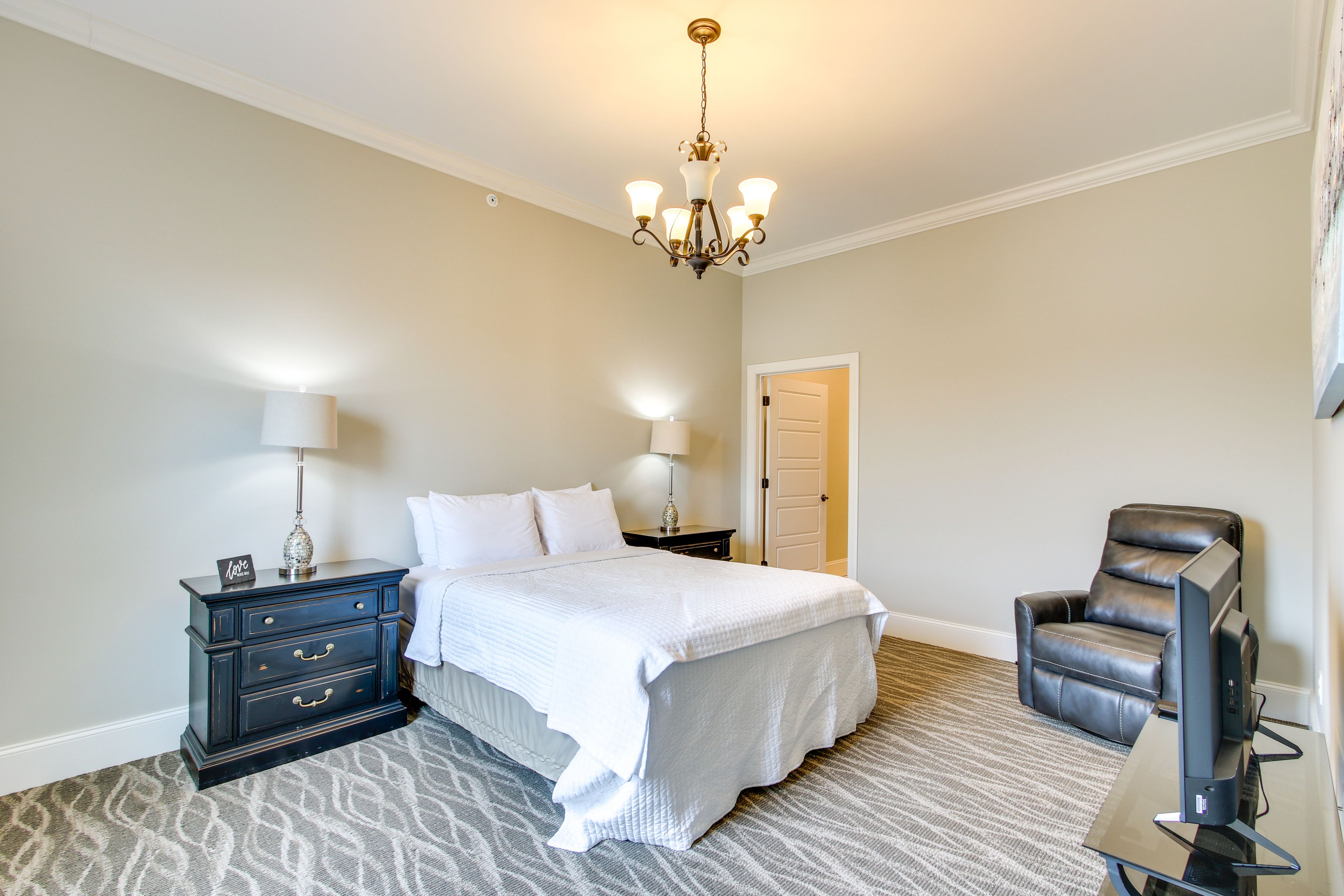 Bedroom 2 | Queen Bed | Smart TV
