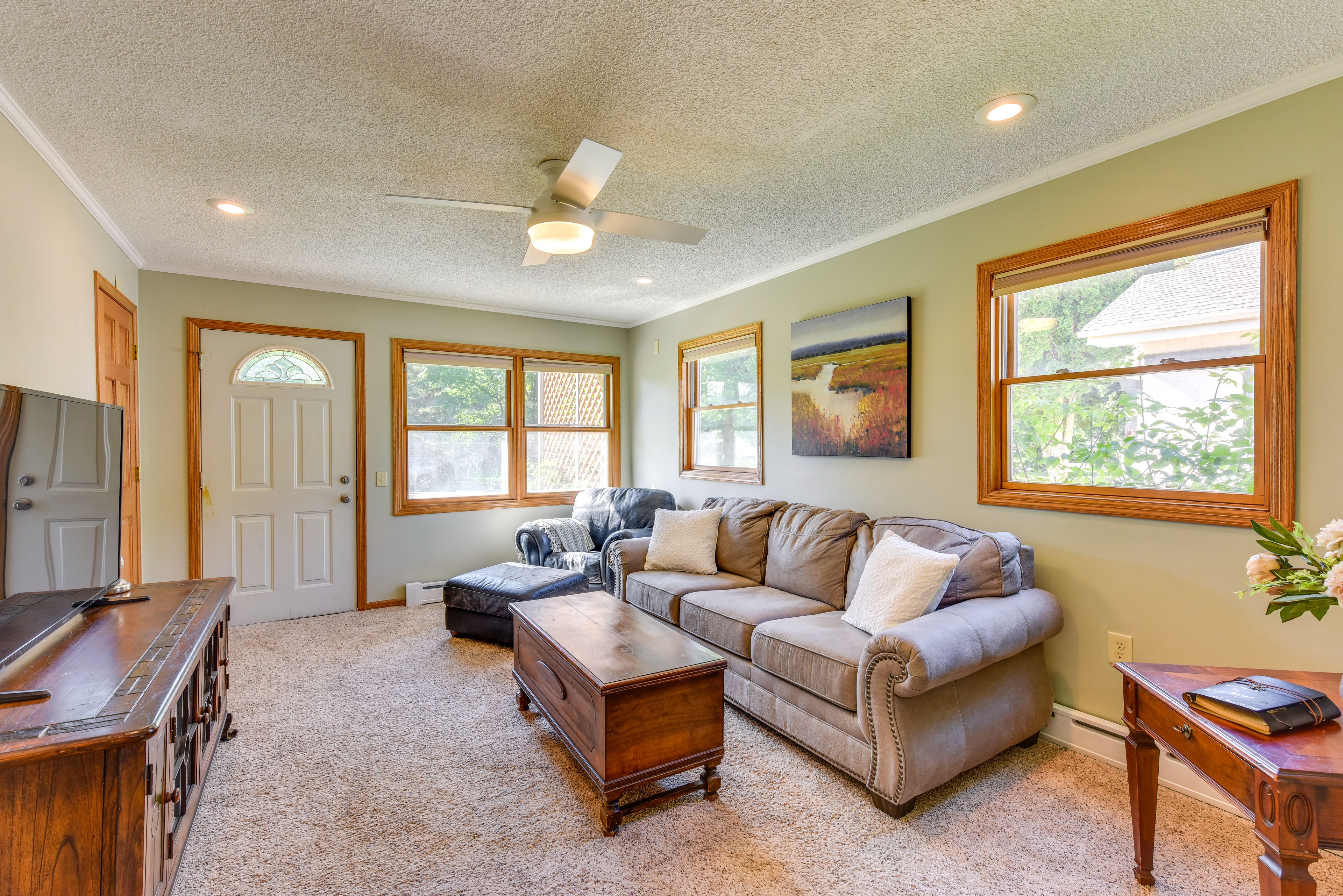 Living Room | Smart TV | Free WiFi | Queen Sleeper Sofa