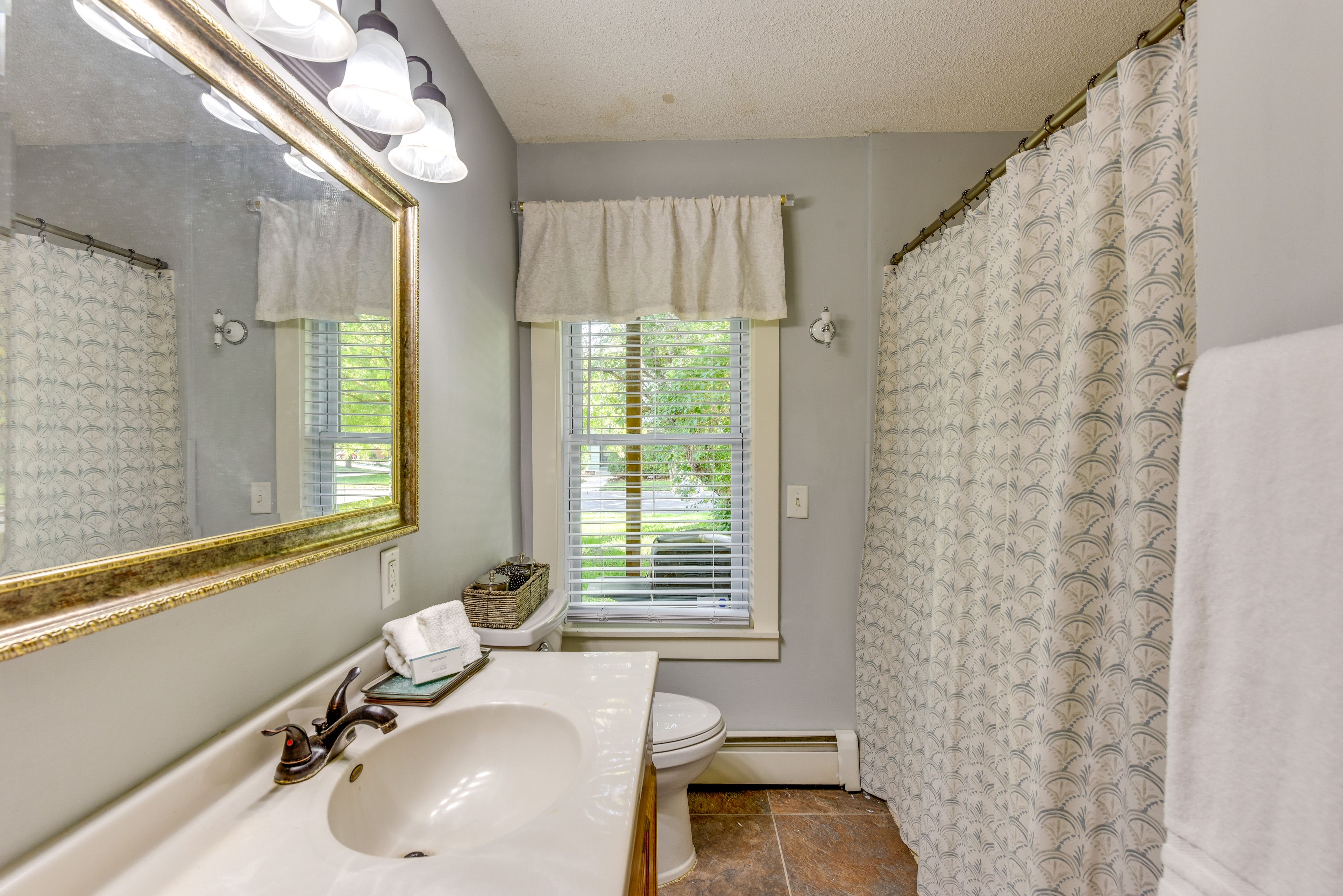 Full Bathroom | Towels Provided