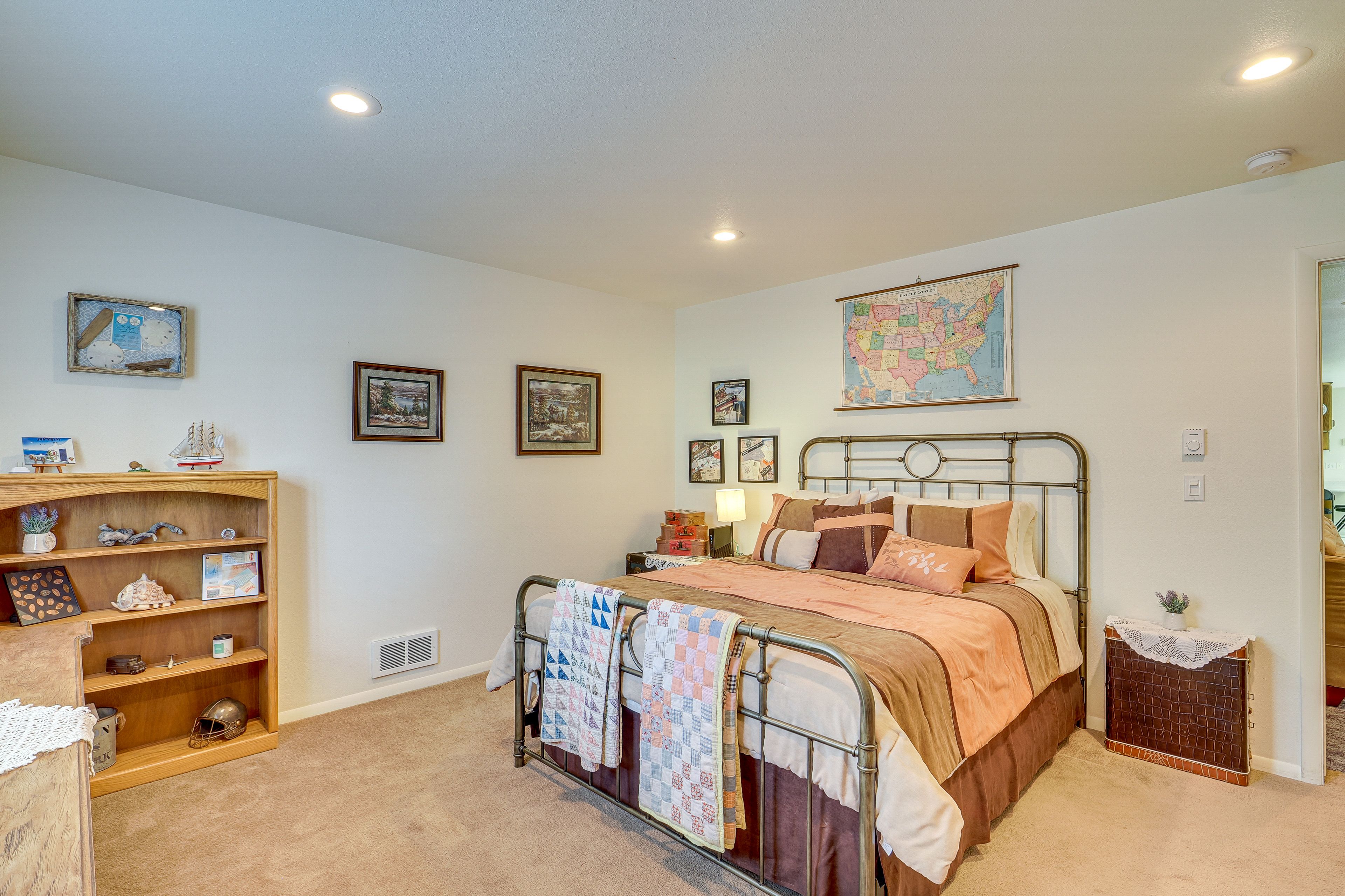 Bedroom 4 | 1st Floor | Queen Bed