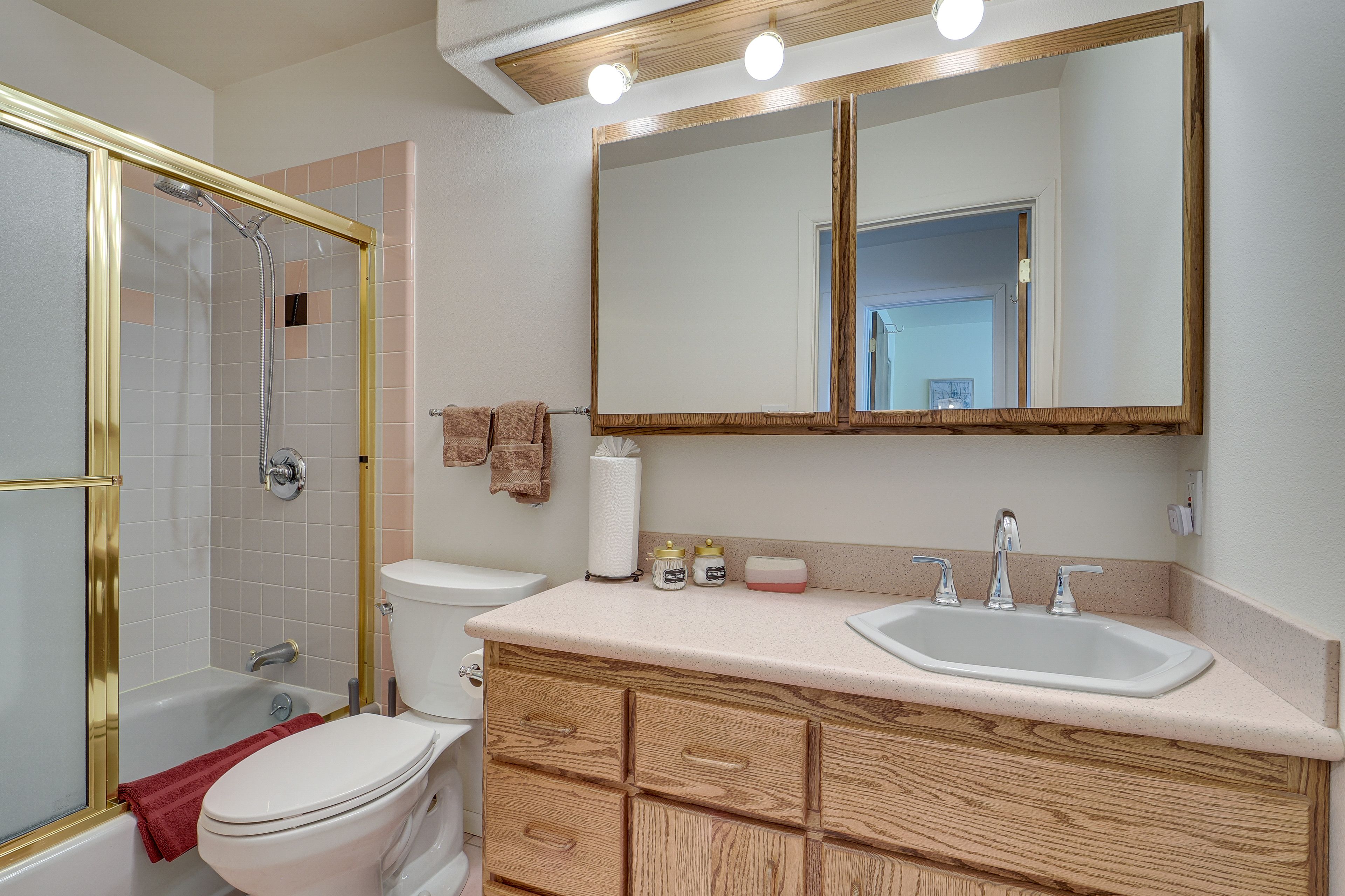 Full Bathroom | 2nd Floor | Towels Provided | Hair Dryer