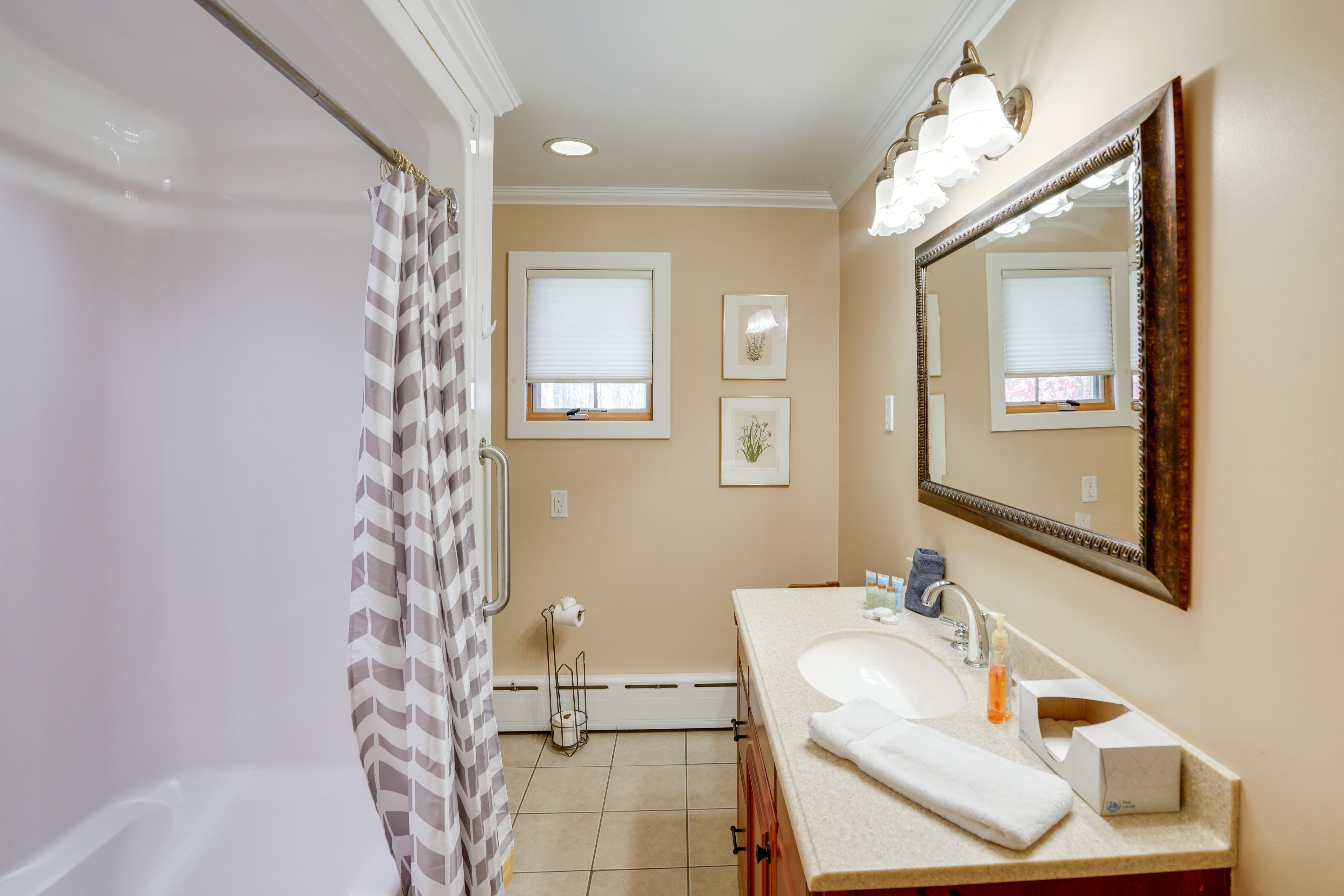Full Bathroom | Towels Provided | Shower/Tub Combo