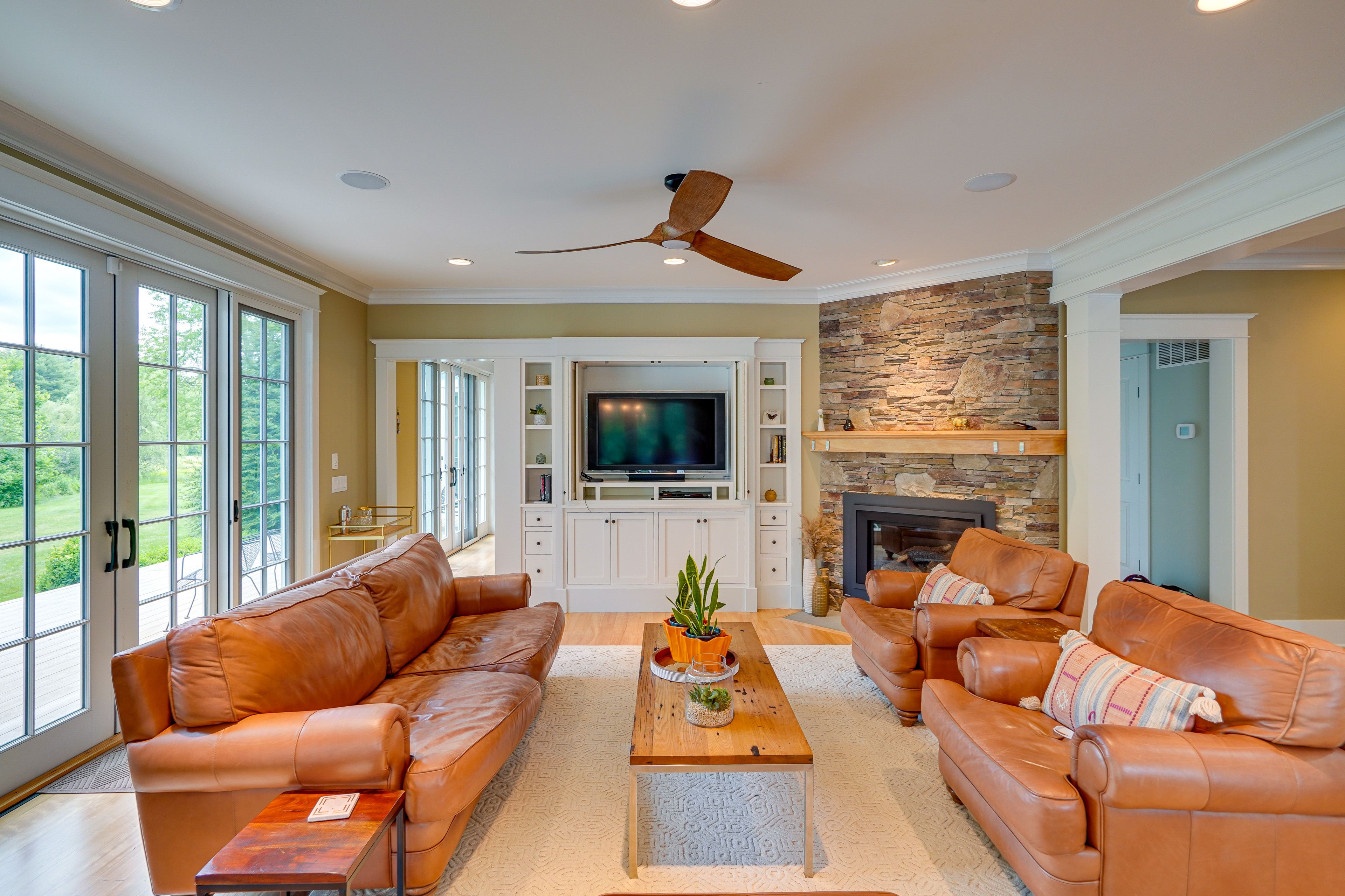 Living Room | Smart TV | DVD Player
