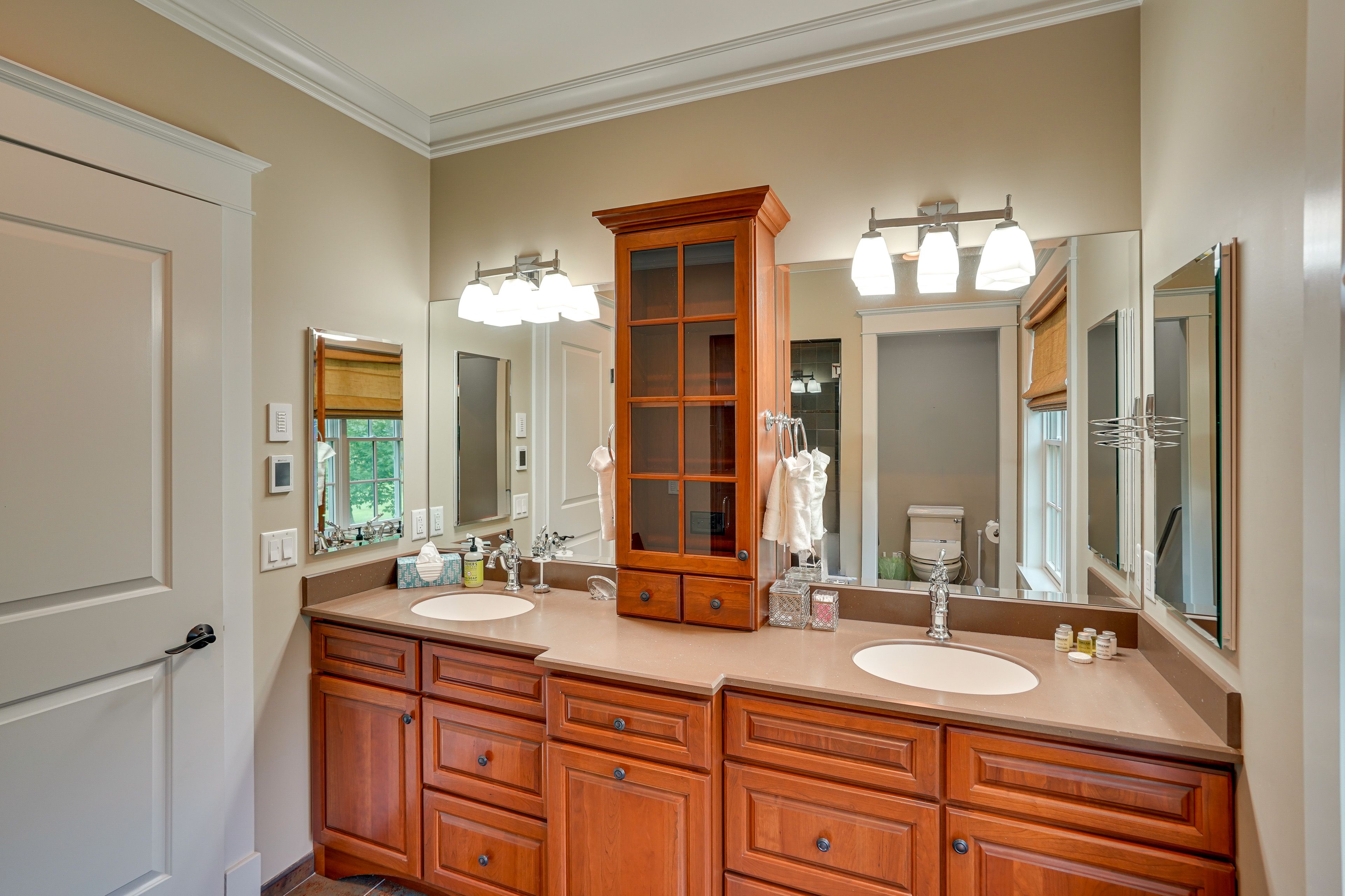Full Bathroom | Towels Provided | Complimentary Toiletries