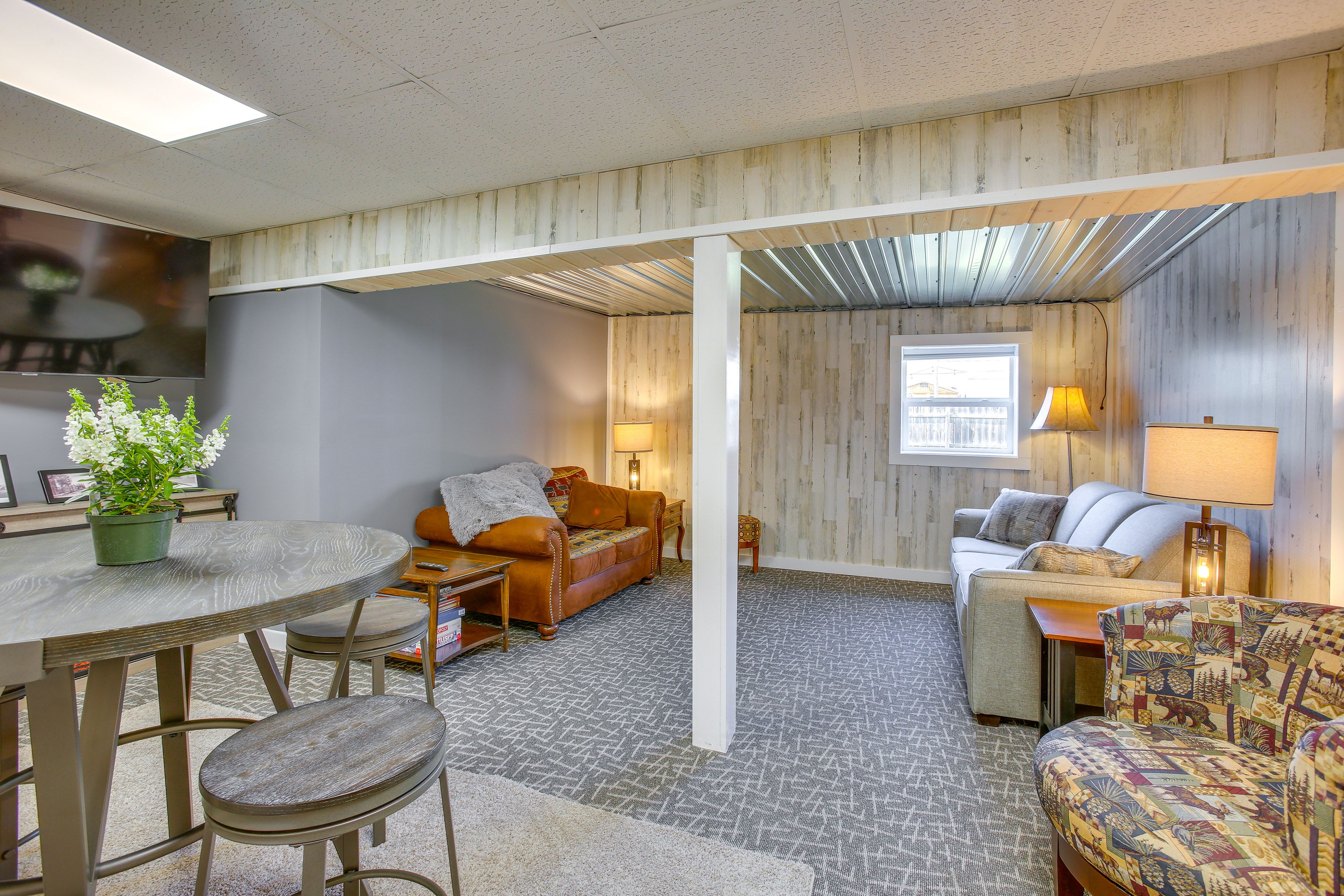 Living Room | Main Level | Queen Sleeper Sofa | Smart TV | Free WiFi