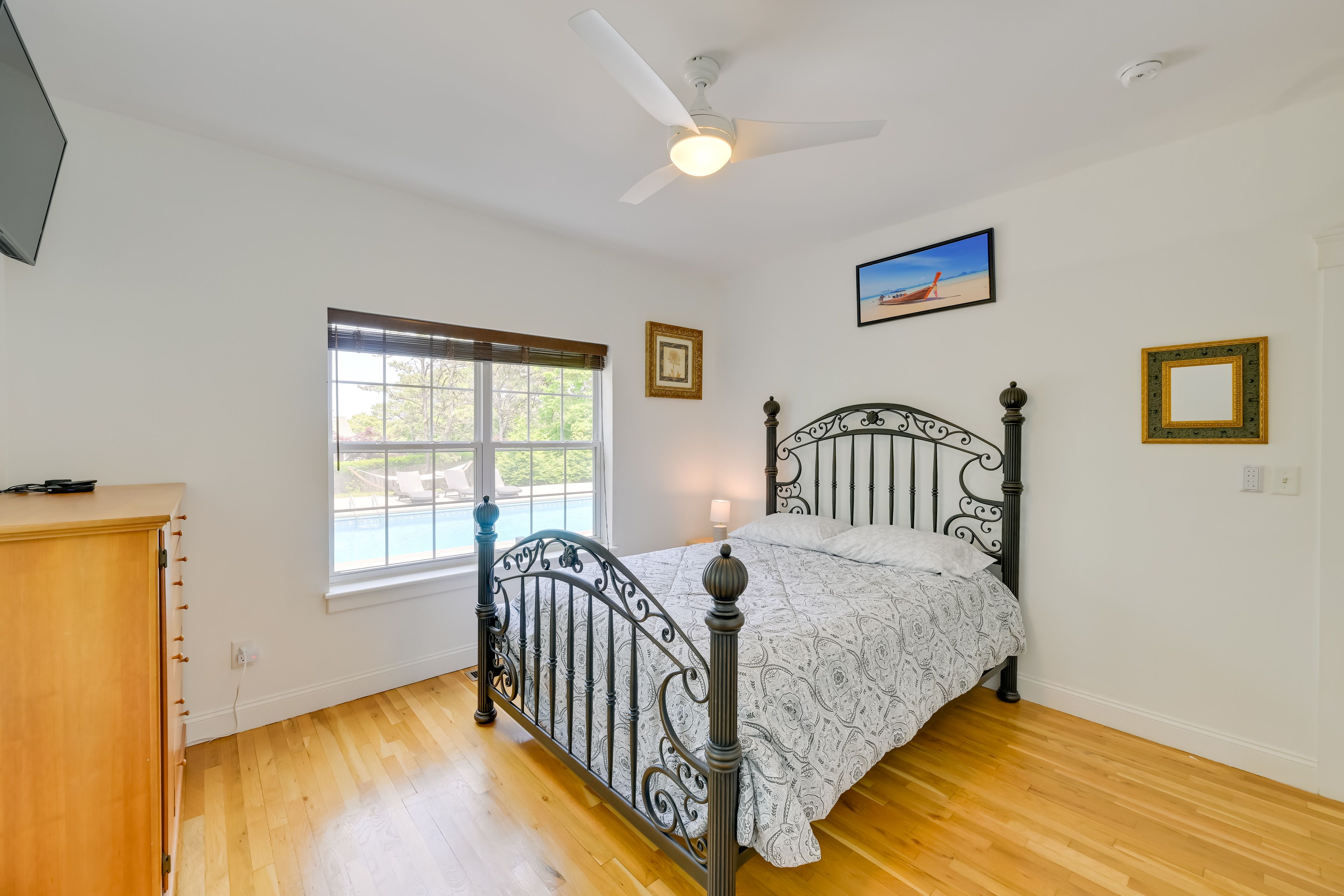 Bedroom 1 | 1st Floor | Queen Bed | Smart TV w/ Cable