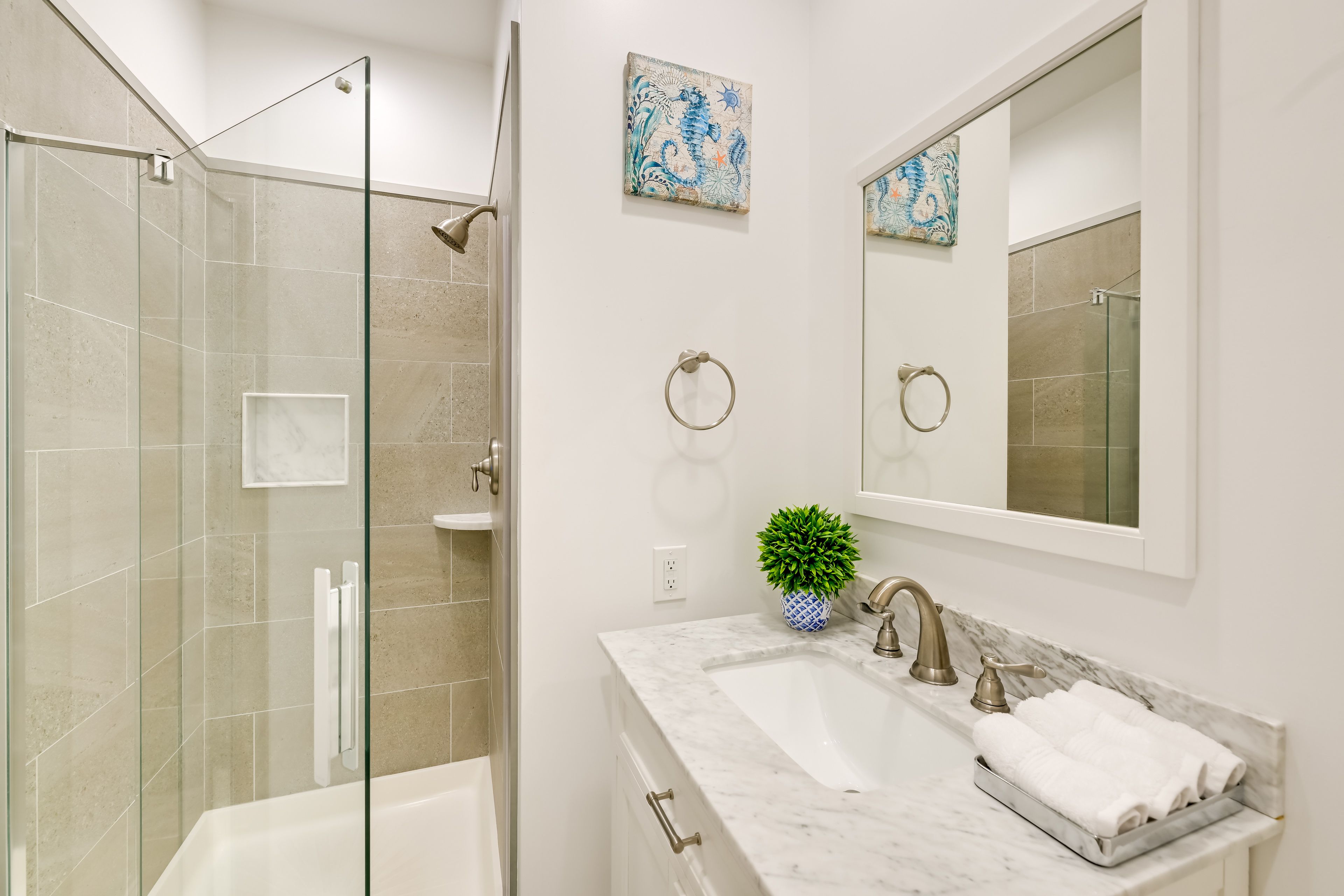 Full Bathroom | 1st Floor | Complimentary Toiletries | Hair Dryer
