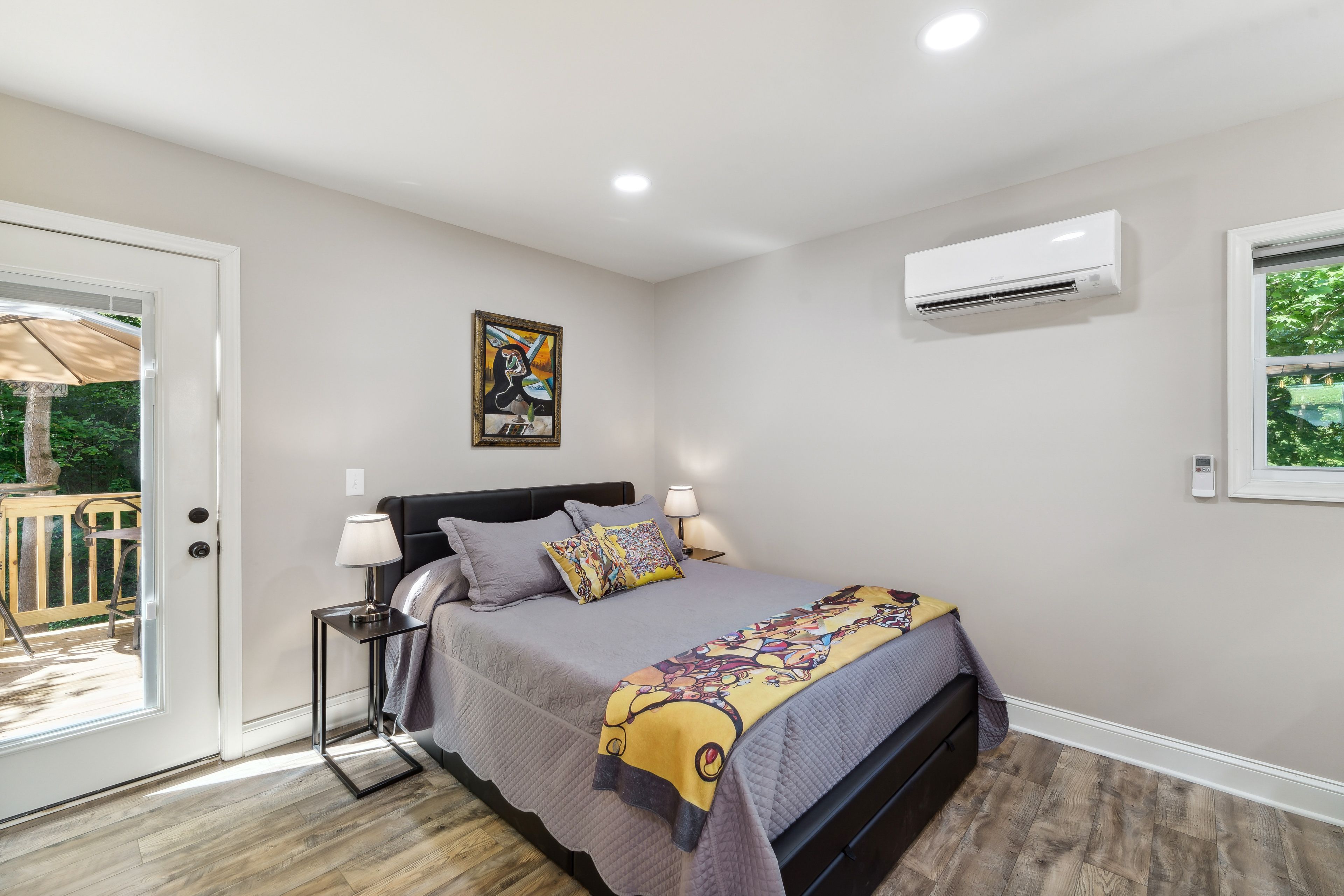 Studio | Queen Bed