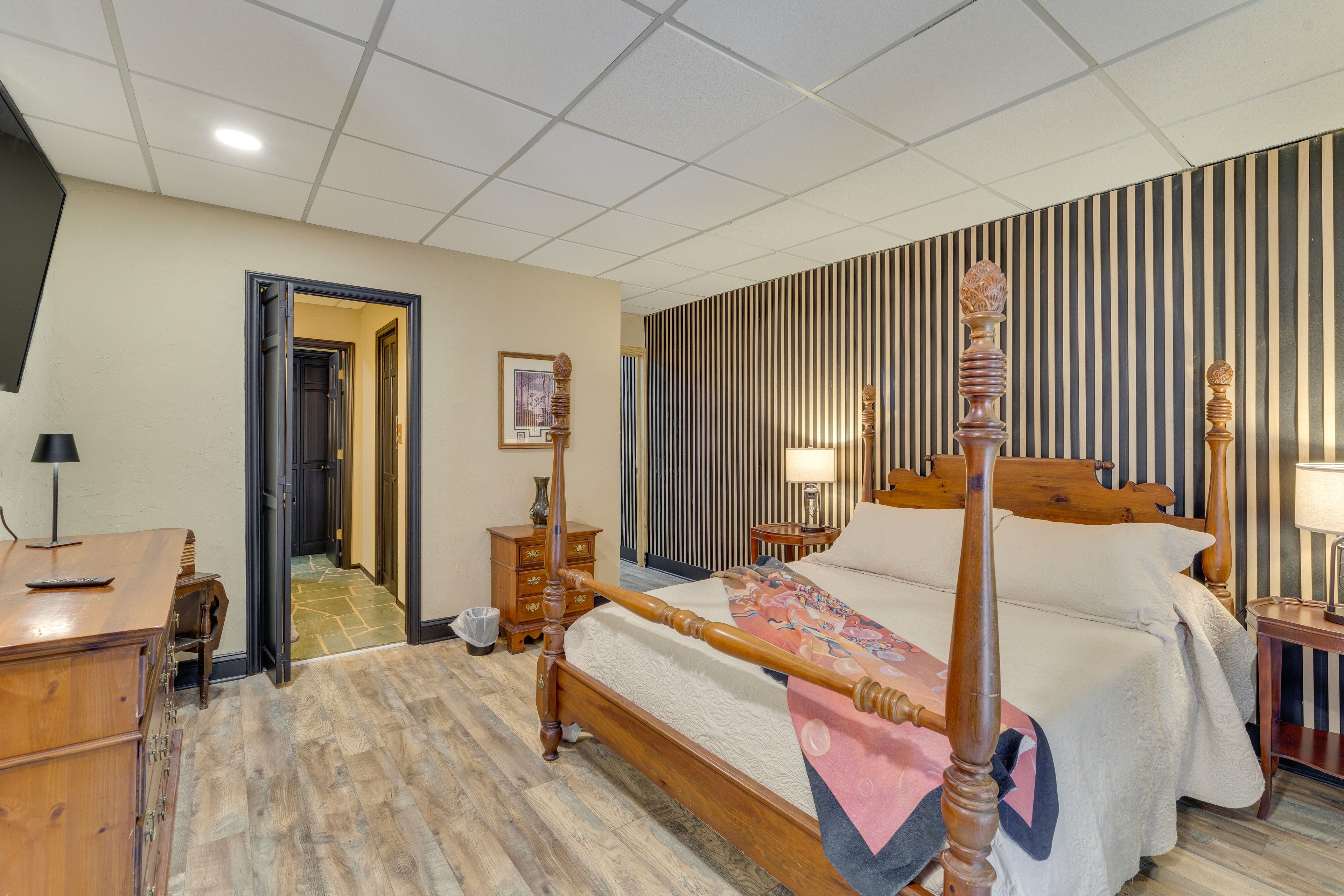 Bedroom | Queen Bed | Linens Provided | Smart TV