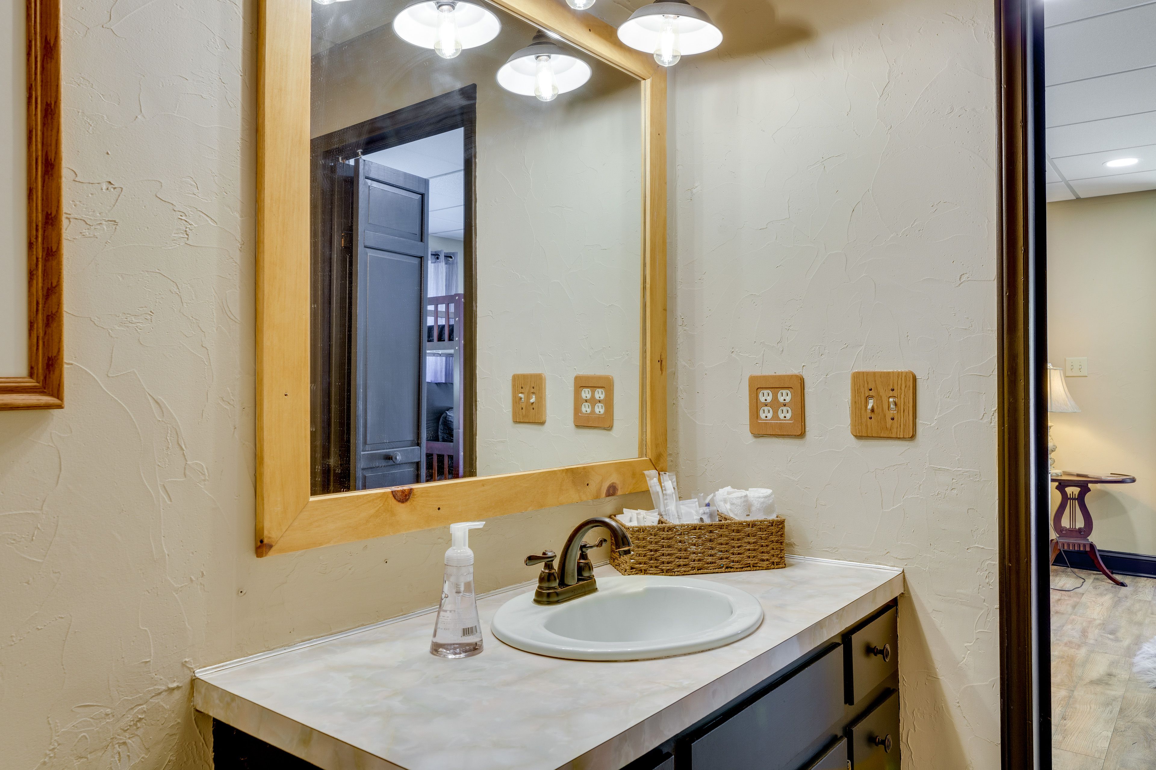 Full Bathroom | Complimentary Toiletries
