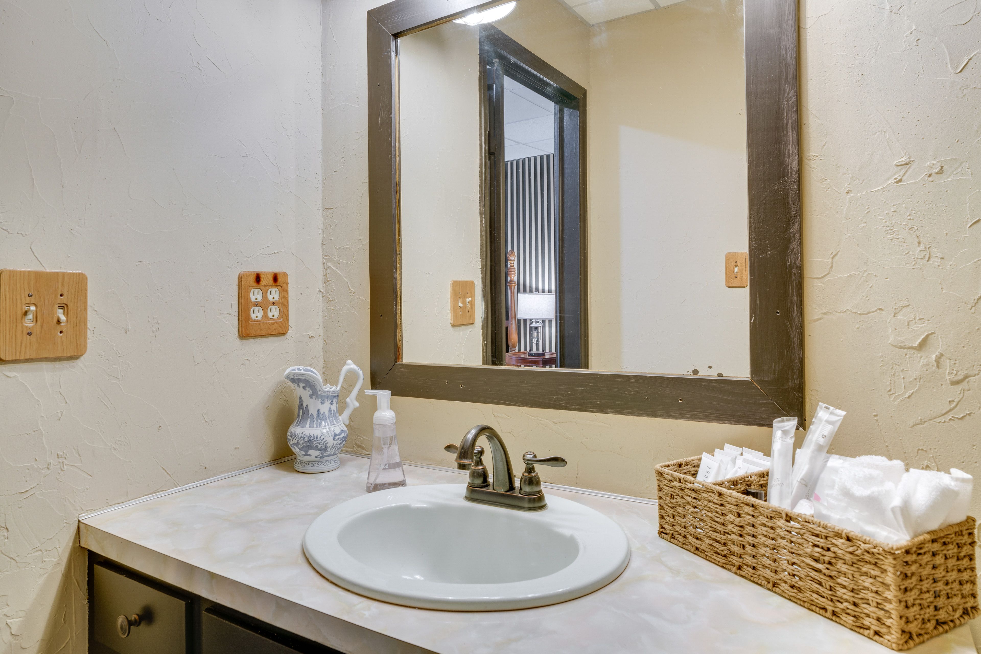En-Suite Bathroom | Towels Provided