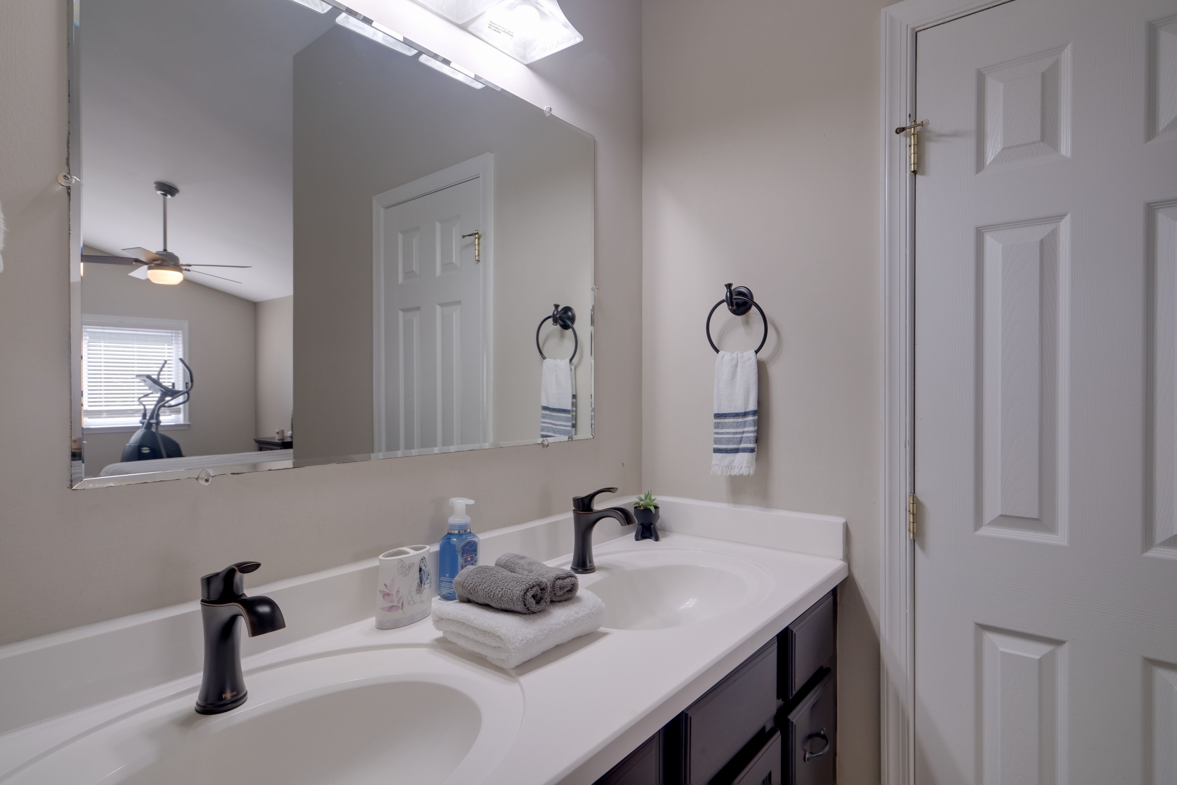 Full Bathroom | 2nd Floor | Towels Provided | Complimentary Toiletries