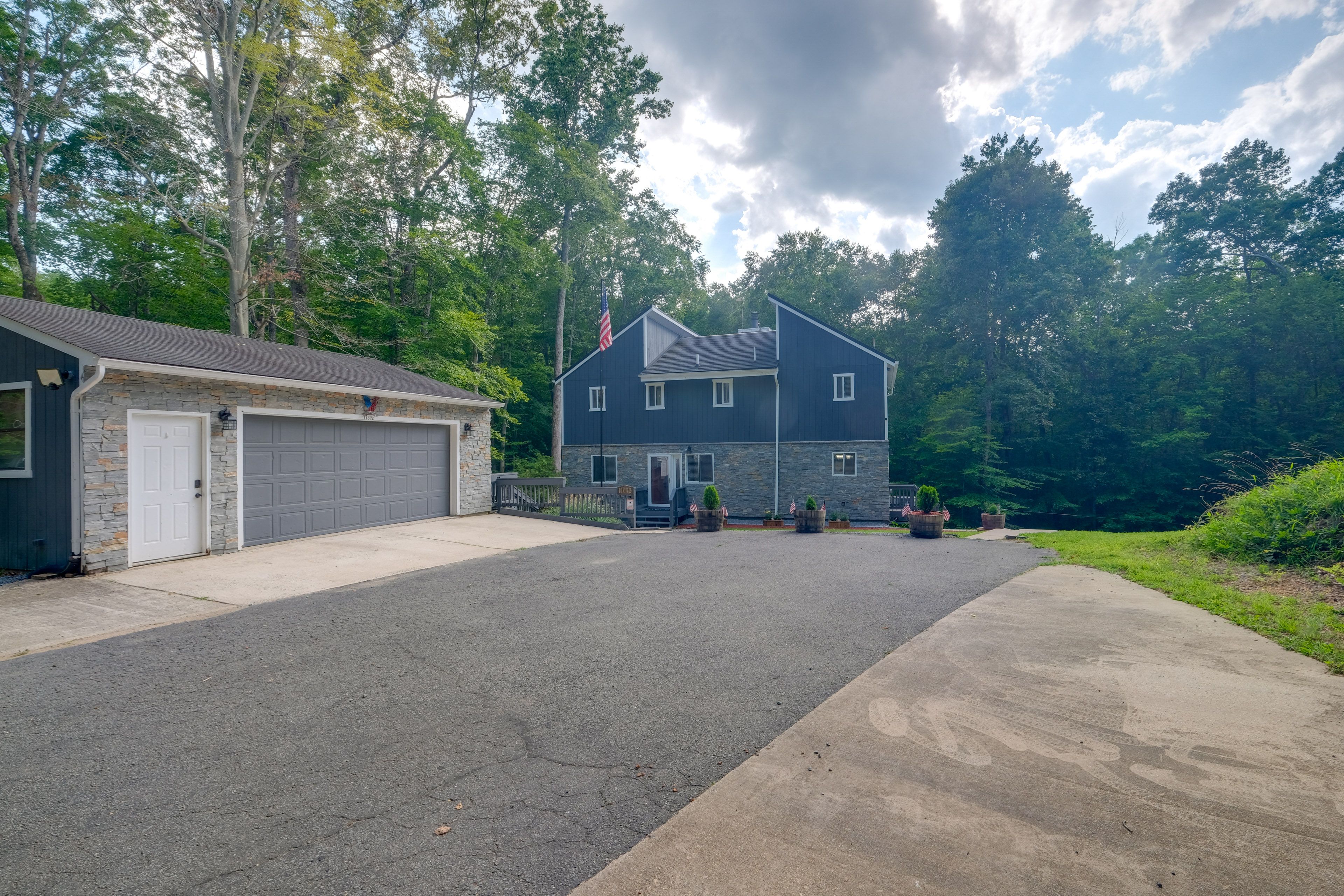 Parking | Driveway (6 Vehicles) | RV/Trailer Parking