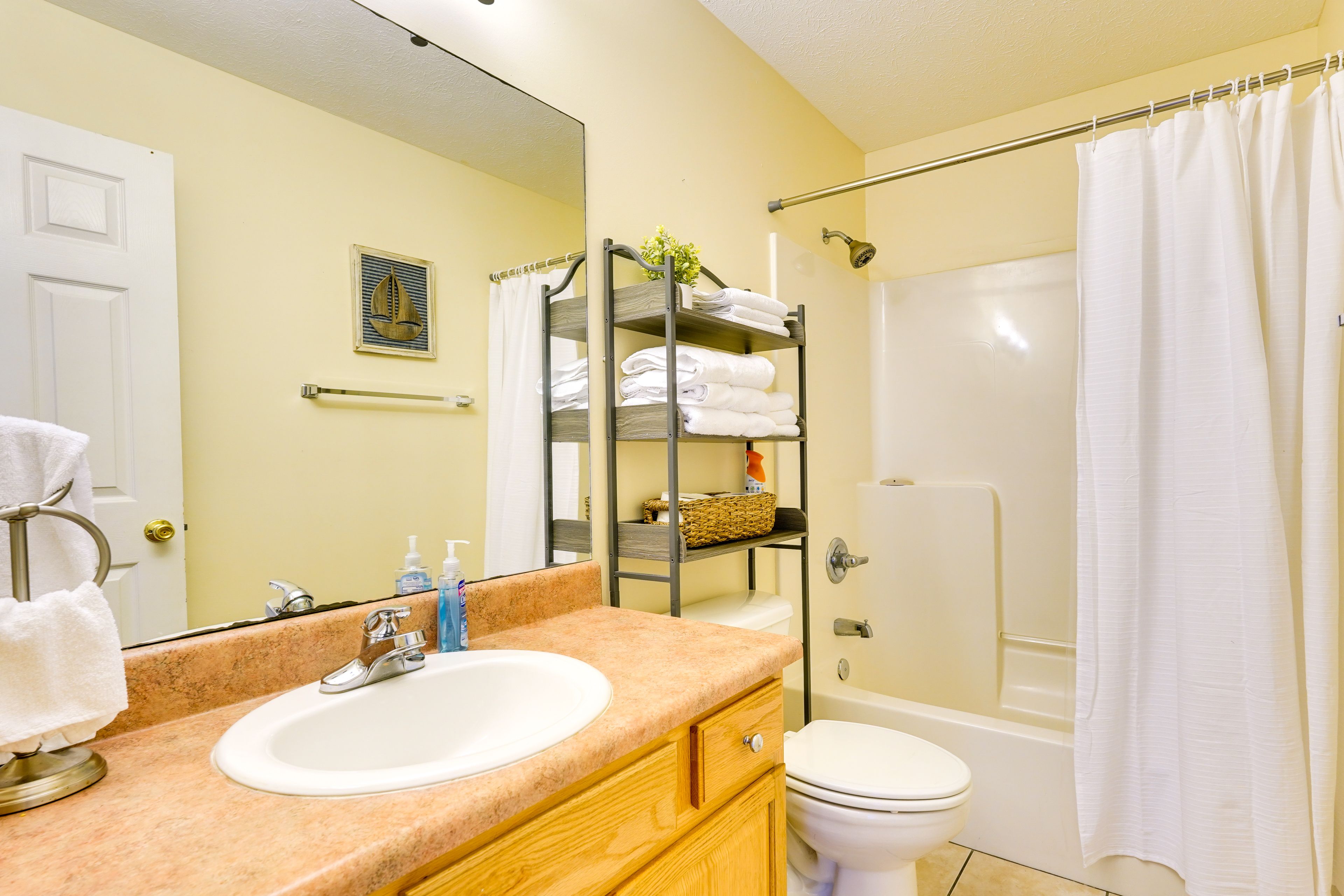 Full Bathroom | Complimentary Toiletries | Hair Dryer