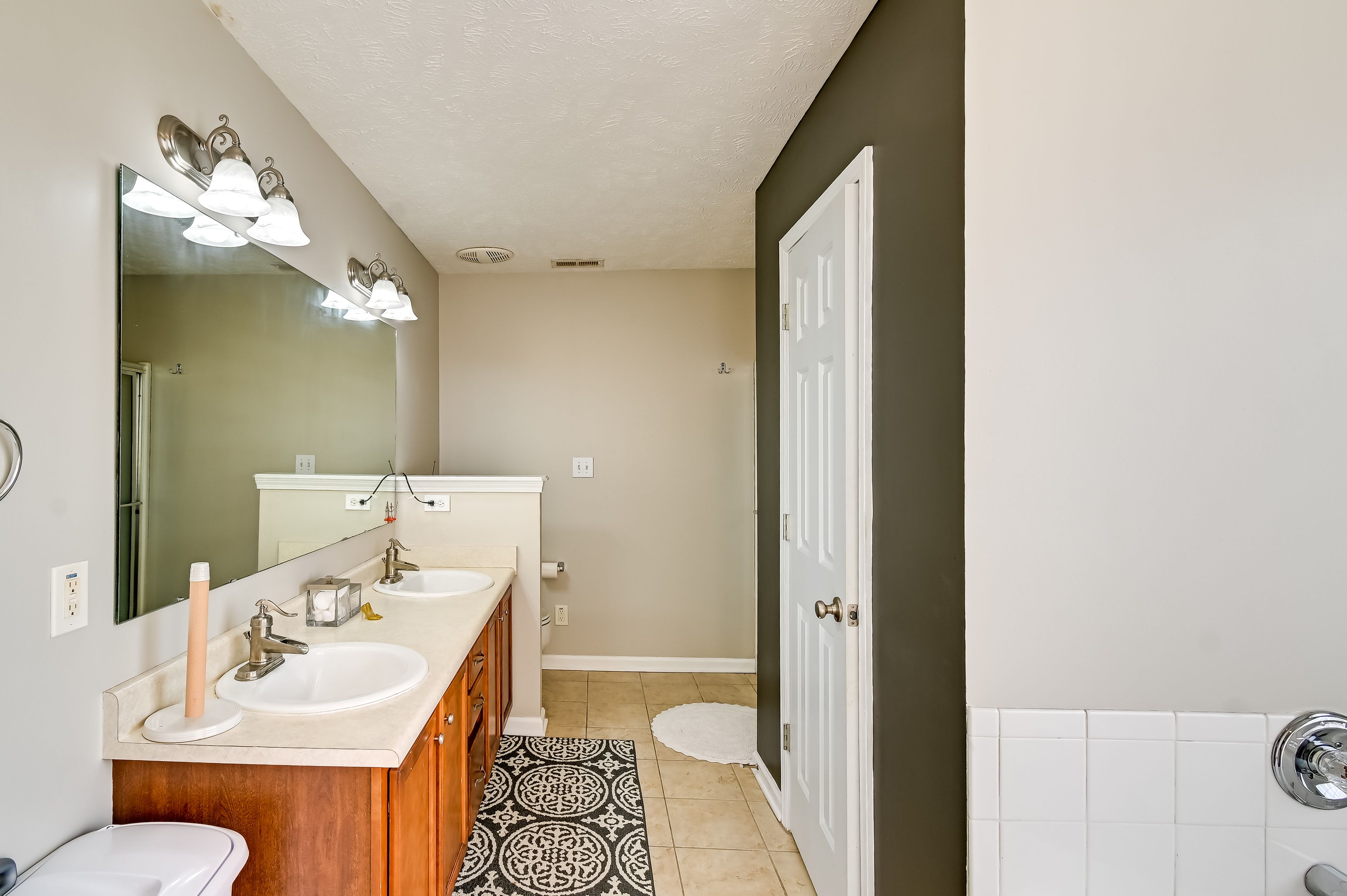 Full Bathroom | Towels Provided | Hair Dryer | Jacuzzi
