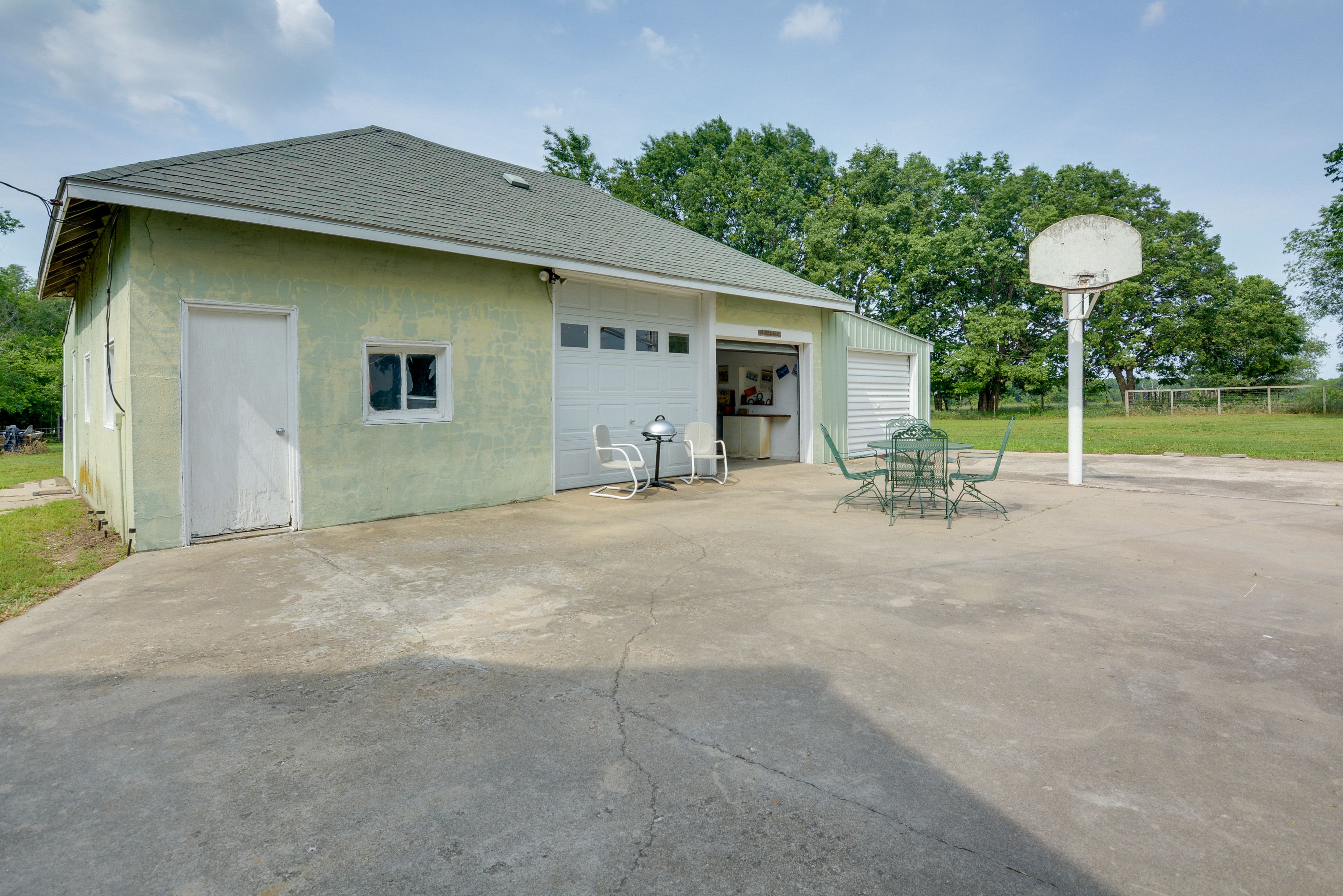Parking | Driveway (5 Vehicles)