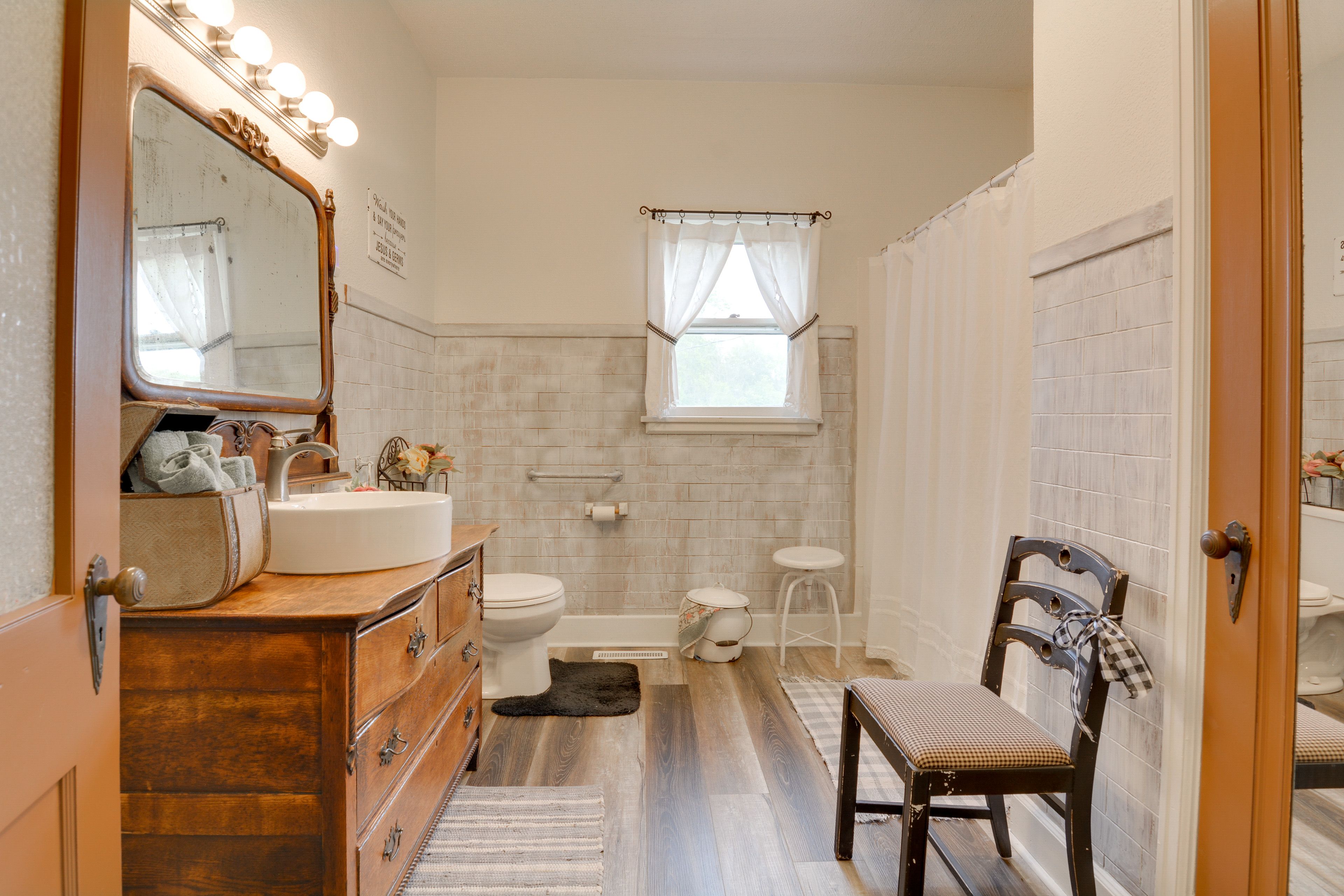 Full Bathroom | Towels Provided